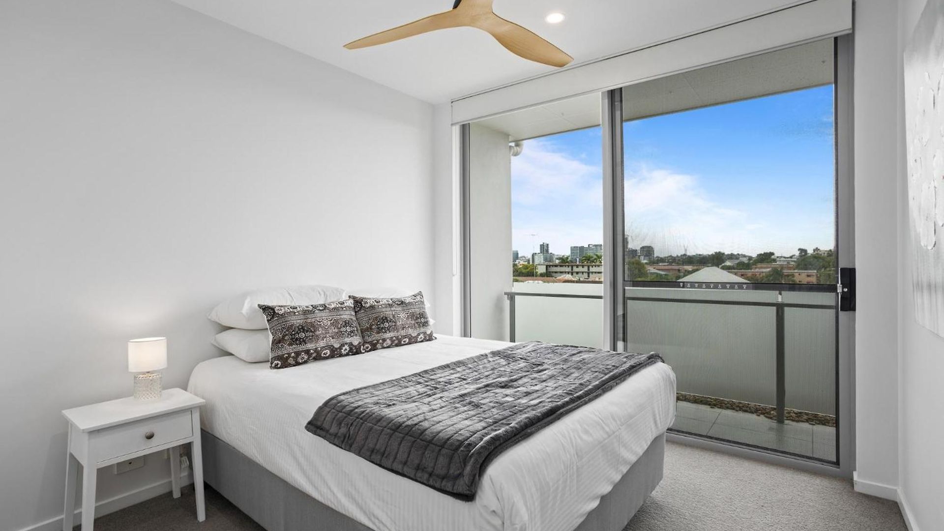 Sleek 2-bed With Balcony And Communal Bbq Area Apartment