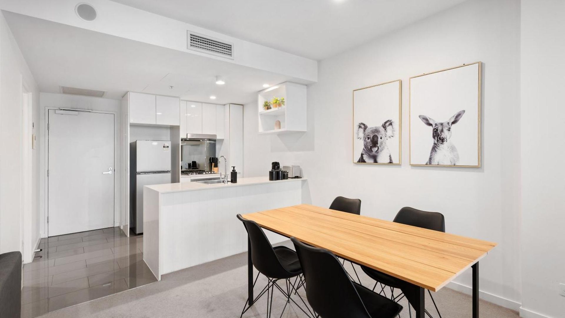 Stunning Views, Location, King Bed, Gym, Pool Apartment Brisbane