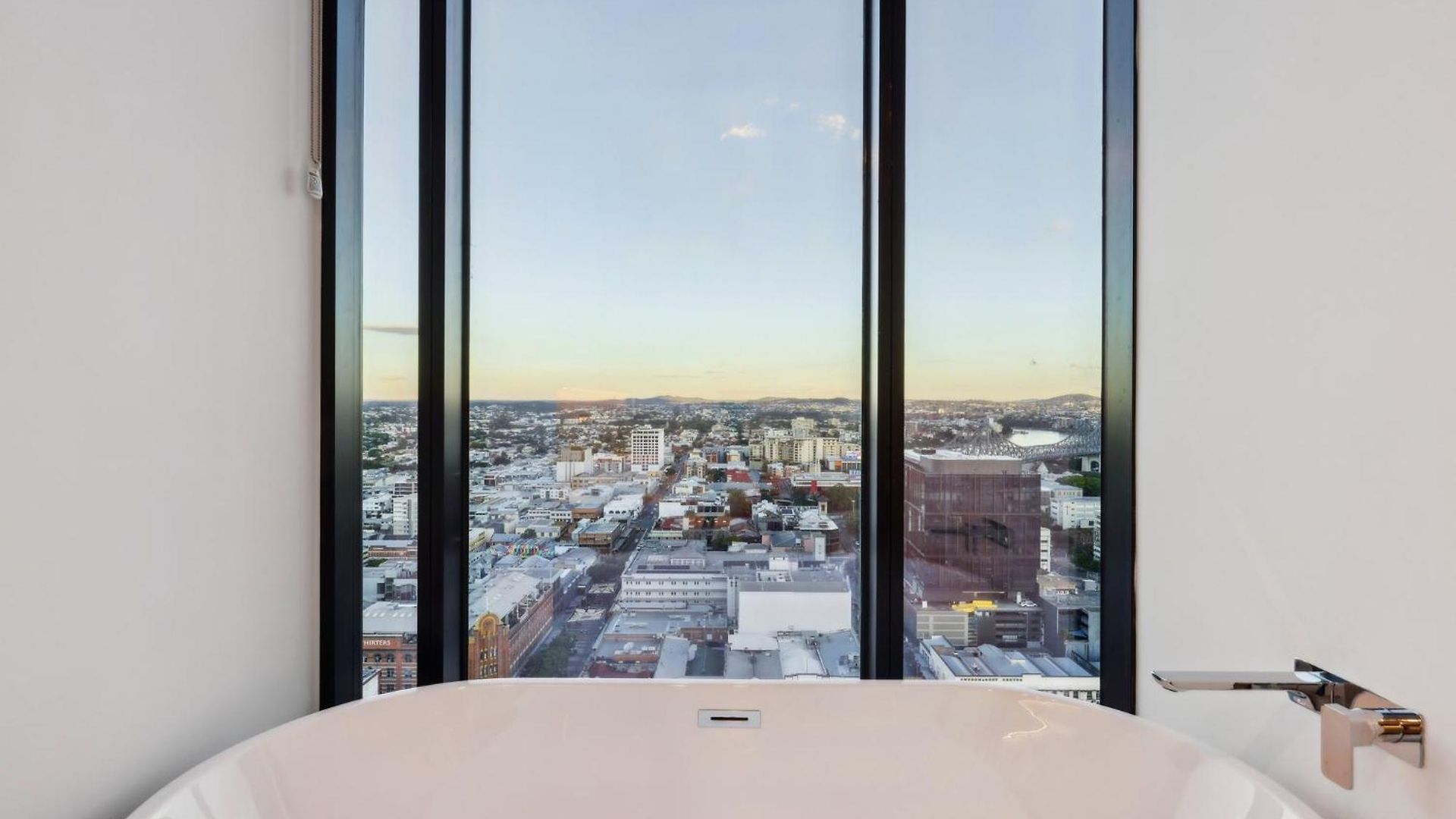 Fortitude Valley 3-bed, Floor And Bridge View Apartment Brisbane