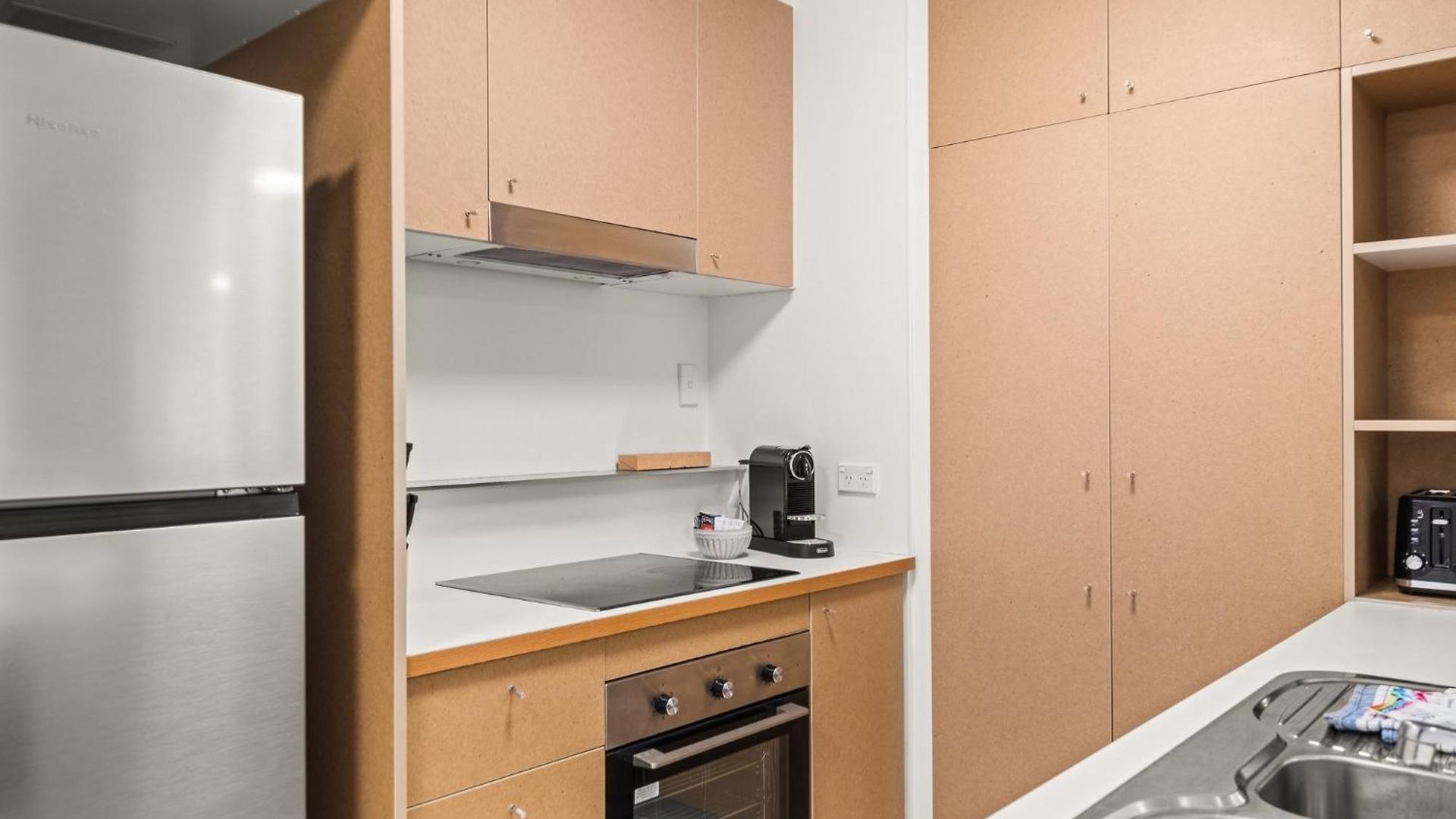 Vibrant 2-bed With Pool And Gym Access *