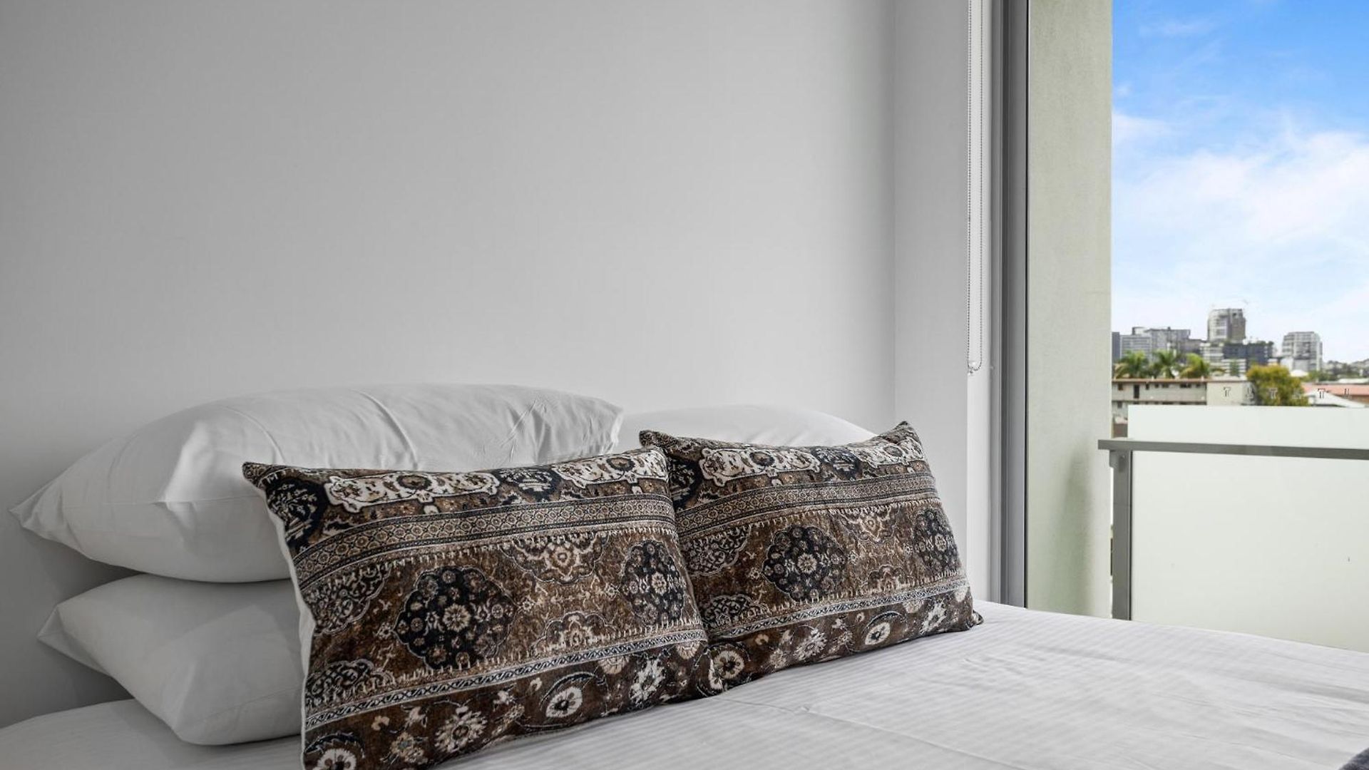 Apartment Sleek 2-bed With Balcony And Communal Bbq Area *