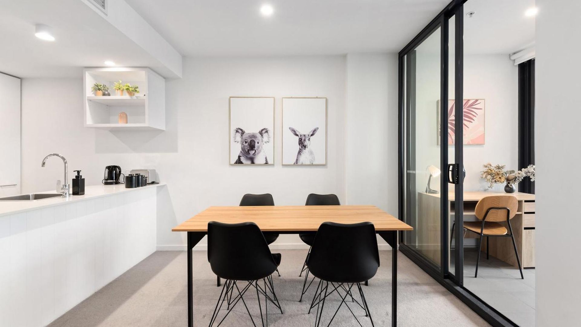 Stunning Views, Location, King Bed, Gym, Pool * Brisbane