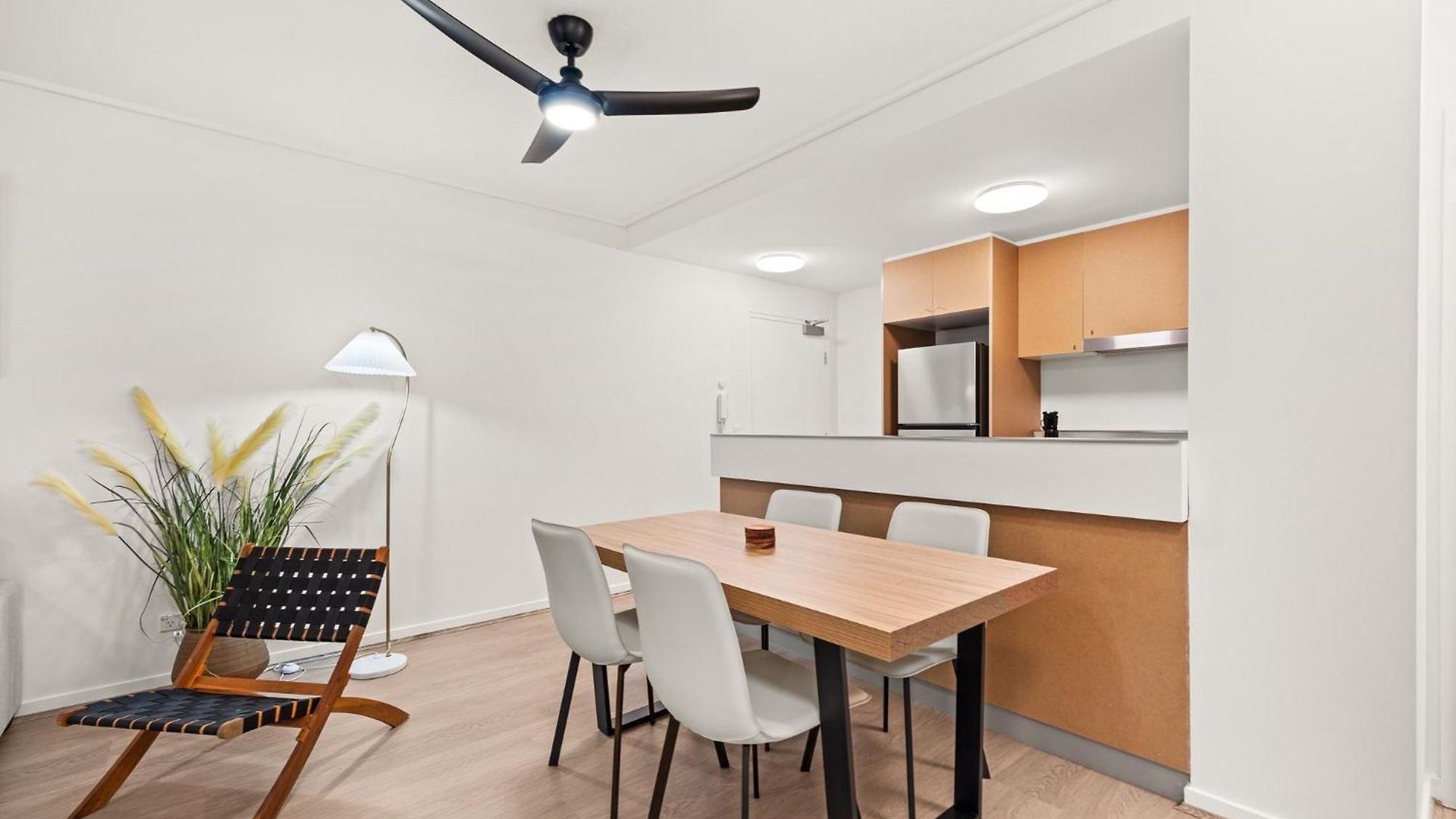 Vibrant 2-bed With Pool And Gym Access