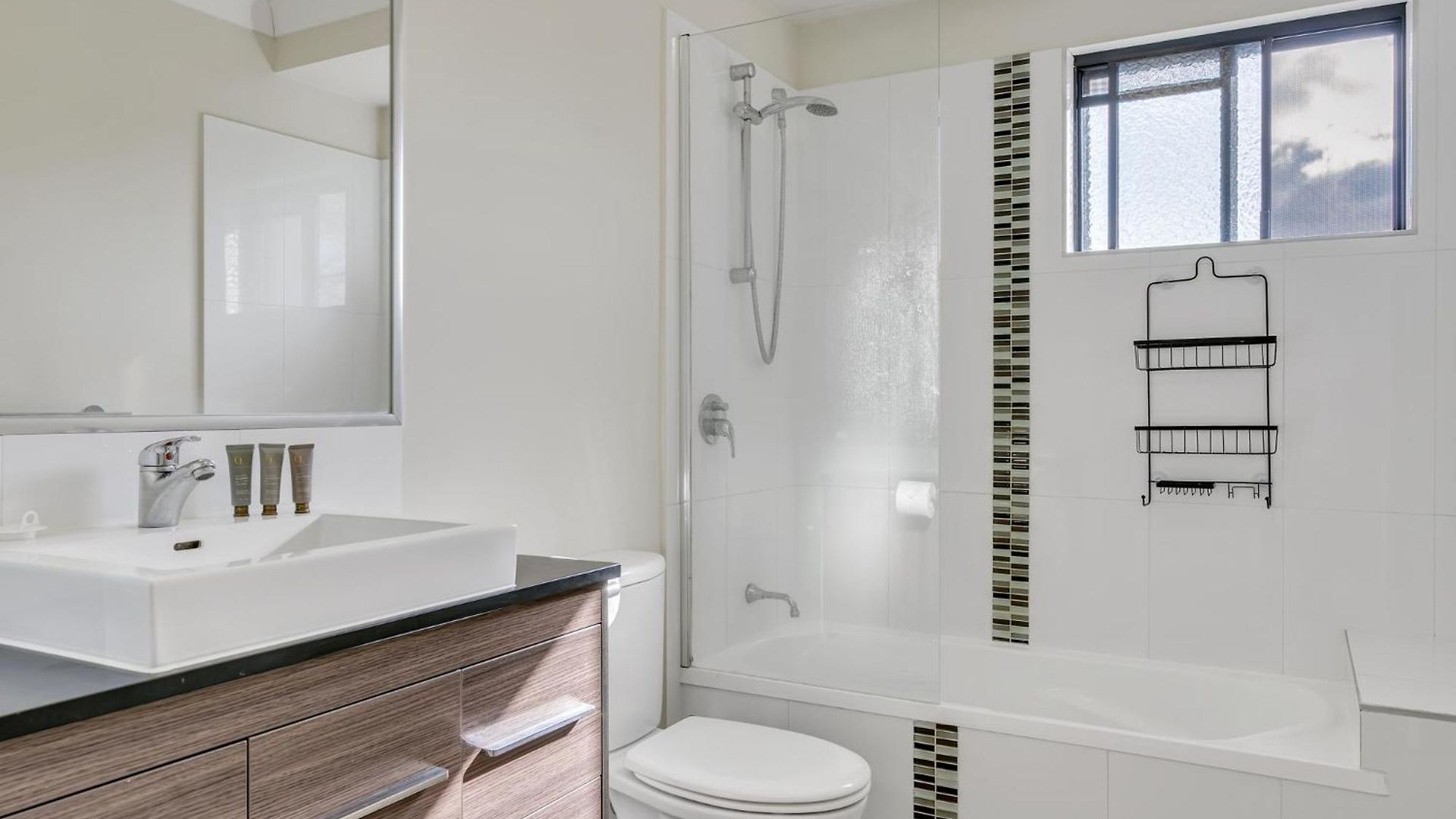 Bright 2-bed With Private Balcony & Serene View Apartment *