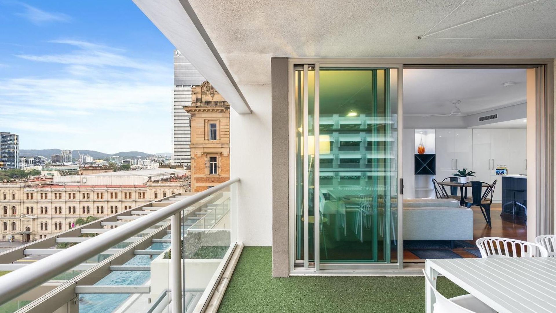 2-bed Pad With Pool & Gym Apartment Brisbane