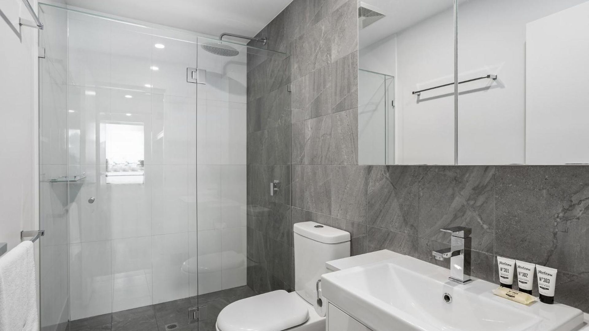 Sleek 2-bed With Balcony And Communal Bbq Area Apartment