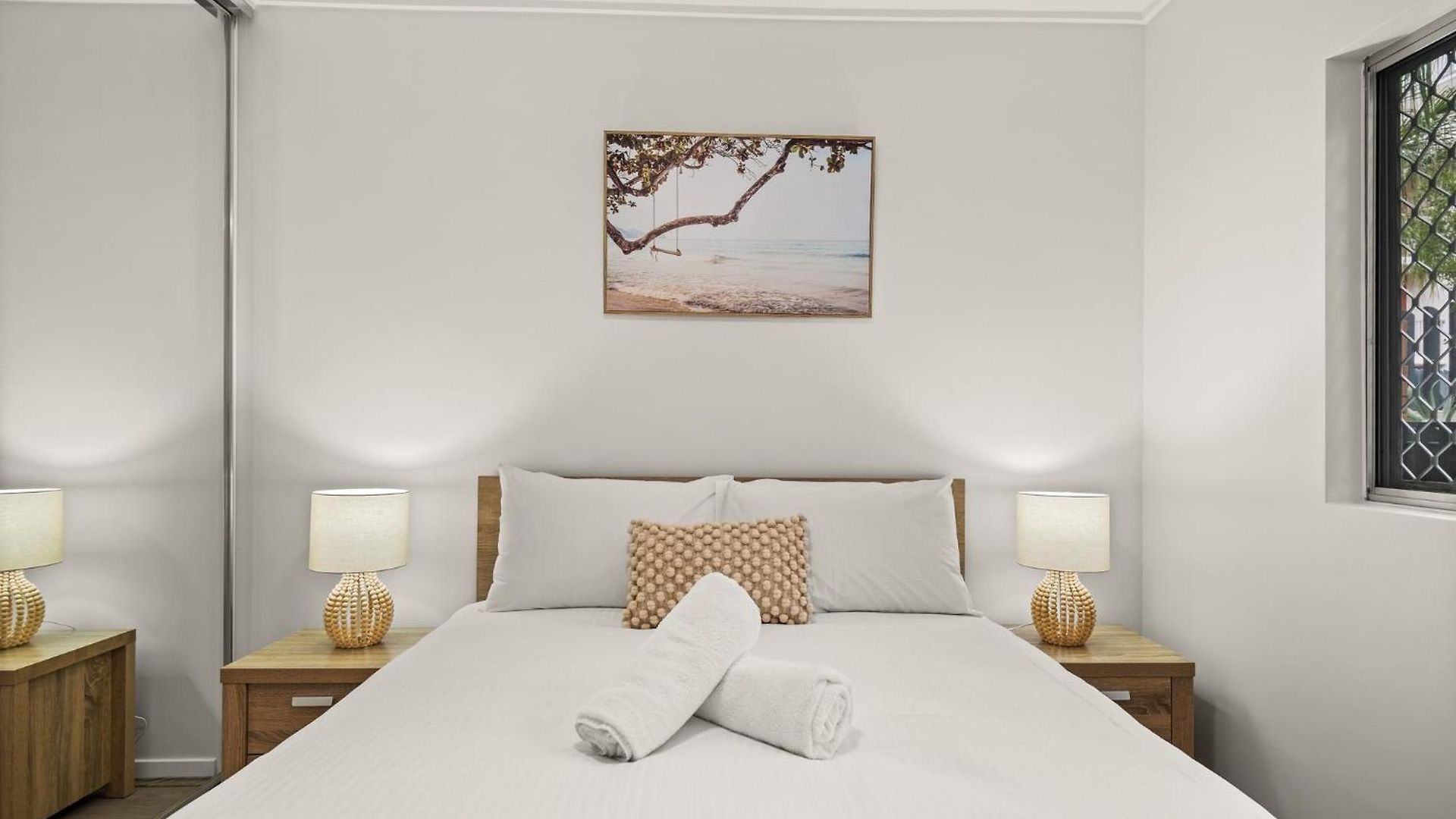 Vibrant 2-bed With Pool And Gym Access