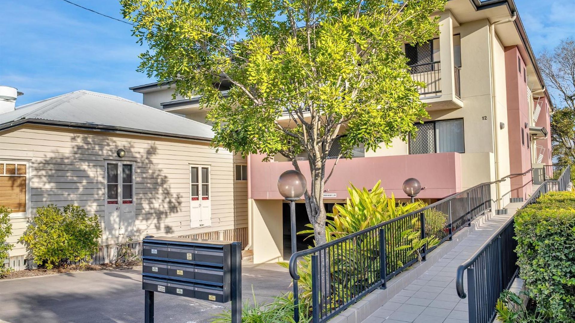 Bright 2-bed With Private Balcony & Serene View * Brisbane