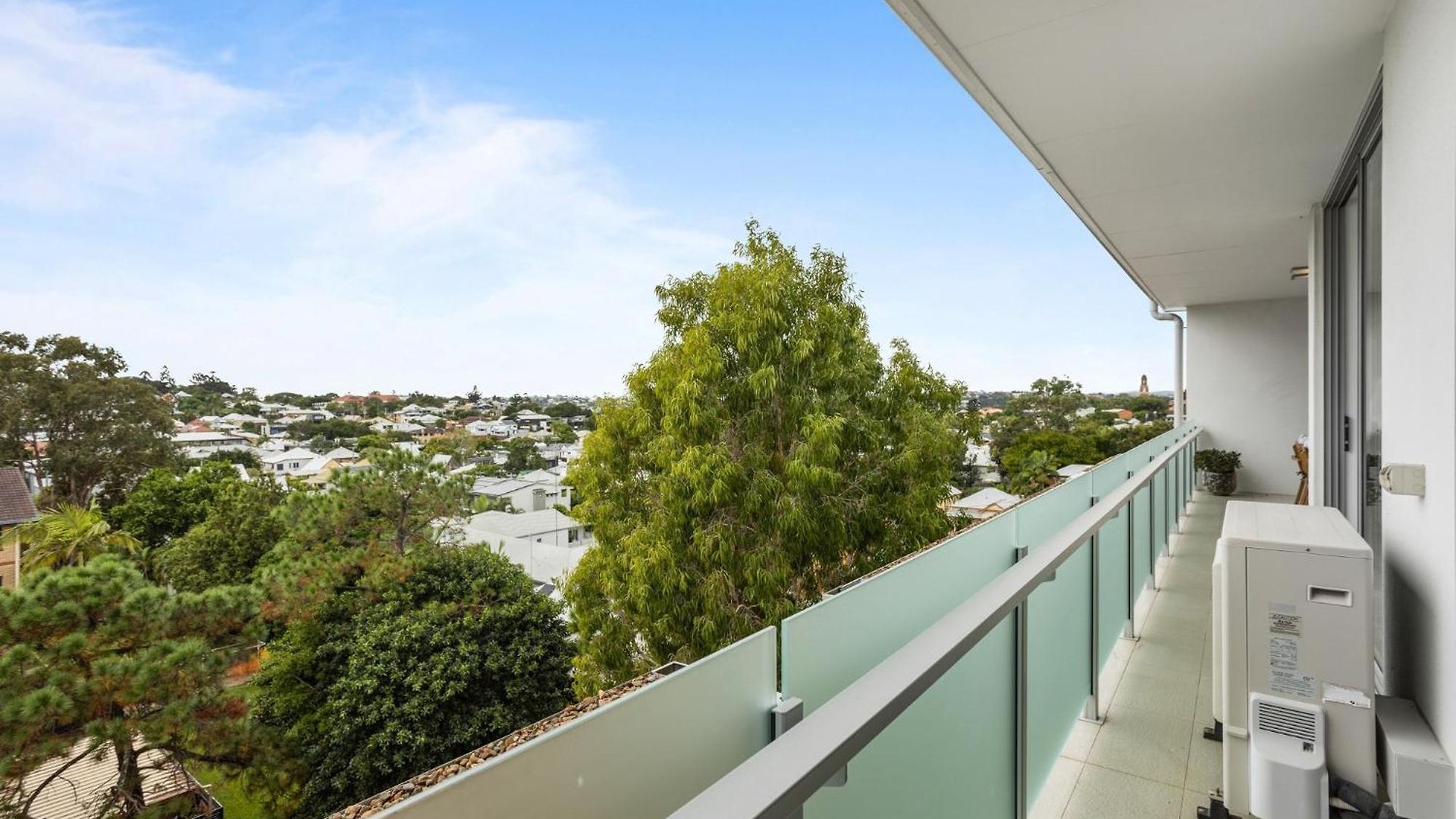 Apartment Sleek 2-bed With Balcony And Communal Bbq Area