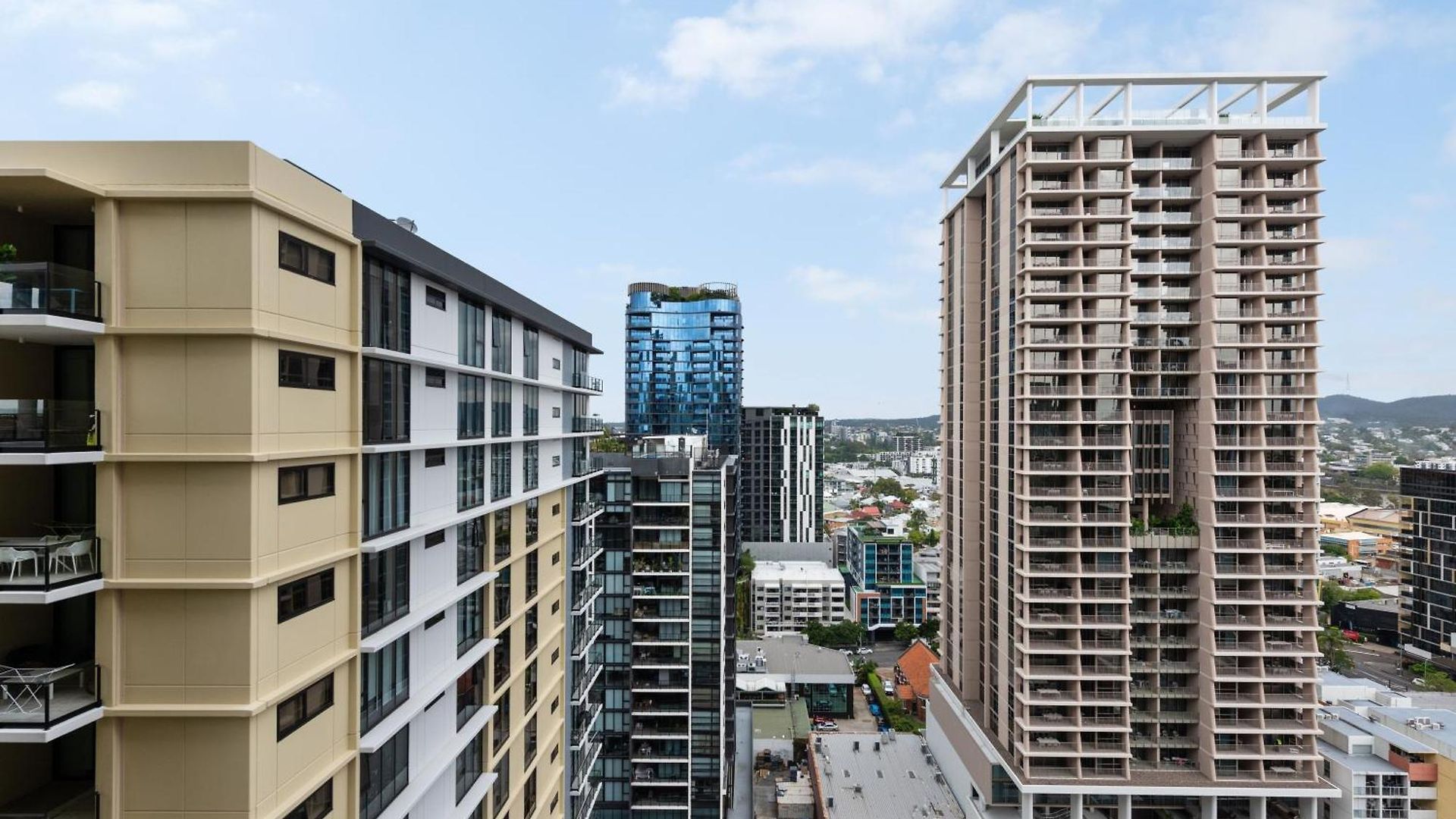 Apartment Stunning Views, Location, King Bed, Gym, Pool *