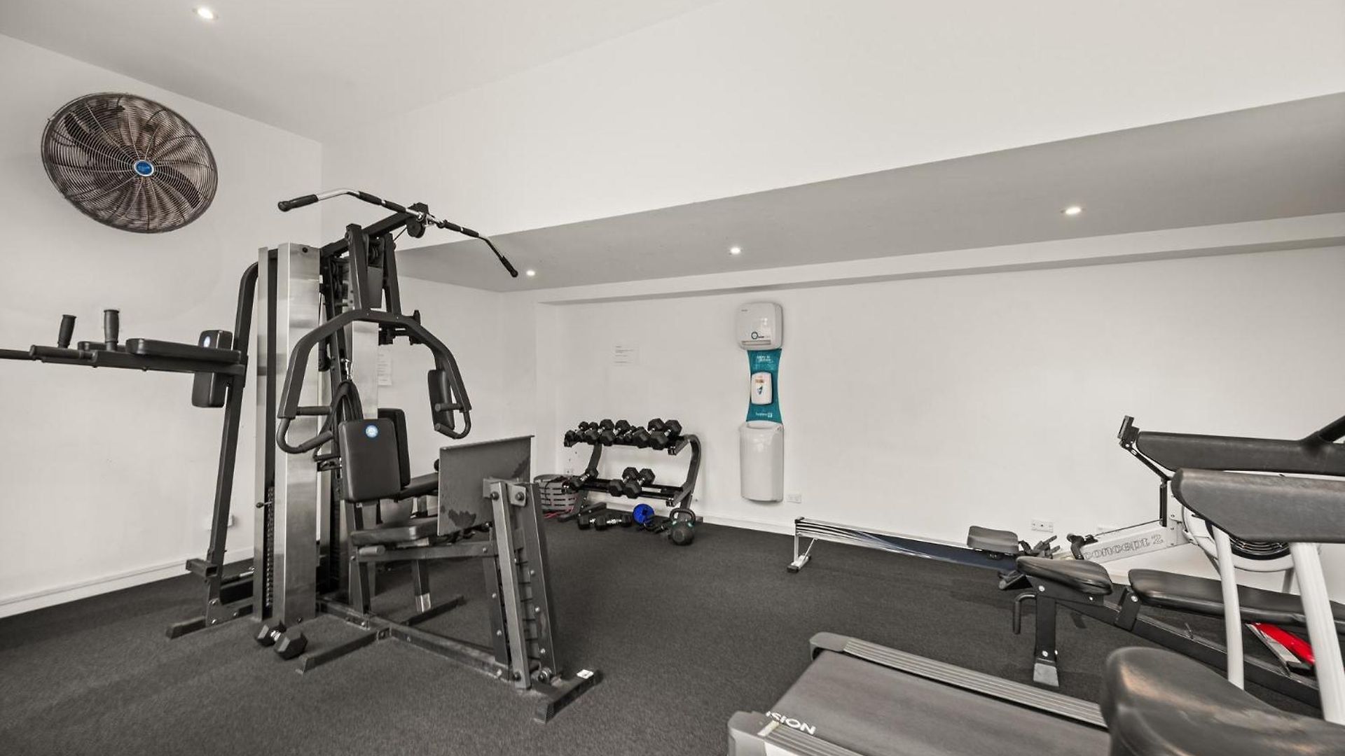 Vibrant 2-bed With Pool And Gym Access Apartment