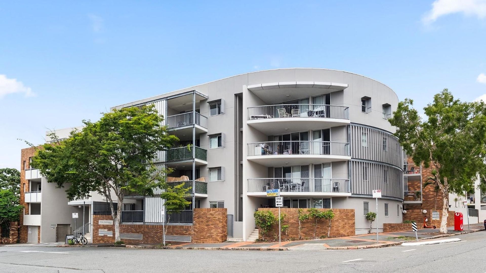 Apartment Vibrant 2-bed With Pool And Gym Access *