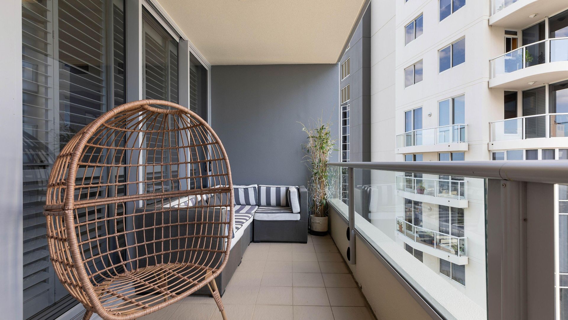 Skyline Hosted By Aab Apartment