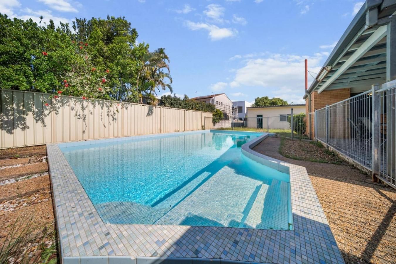 Chic Vibes Oasis Pool And Patio Comfort For Groups Holiday home *