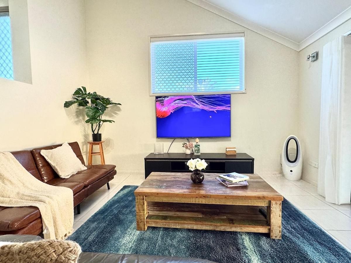 Steps From Sunnybank Hills Shopping Spacious Holiday home *