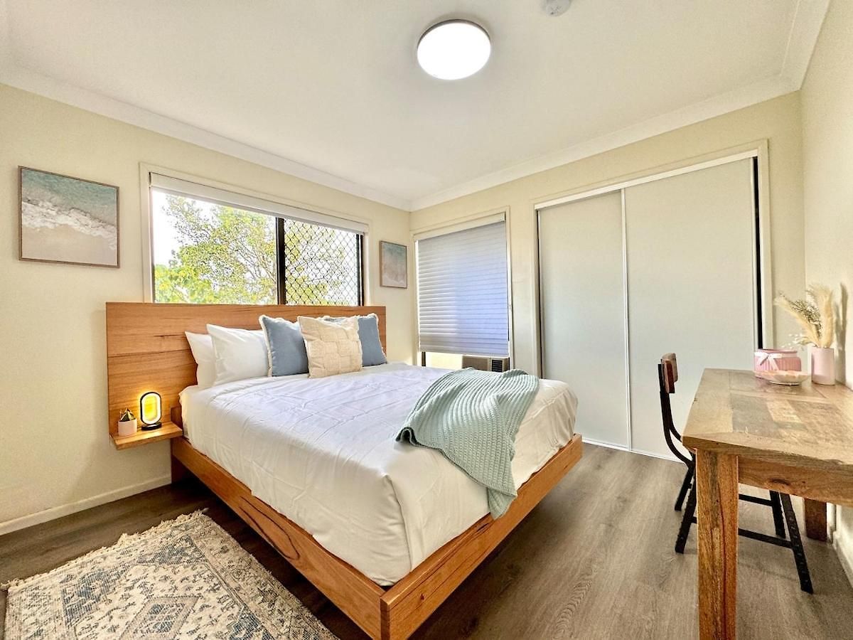 Steps From Sunnybank Hills Shopping Spacious Holiday home Brisbane