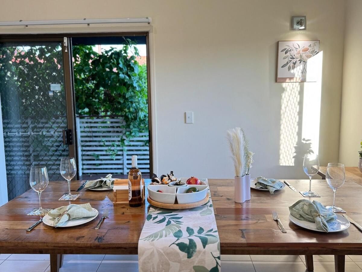 Steps From Sunnybank Hills Shopping Spacious Holiday home Brisbane