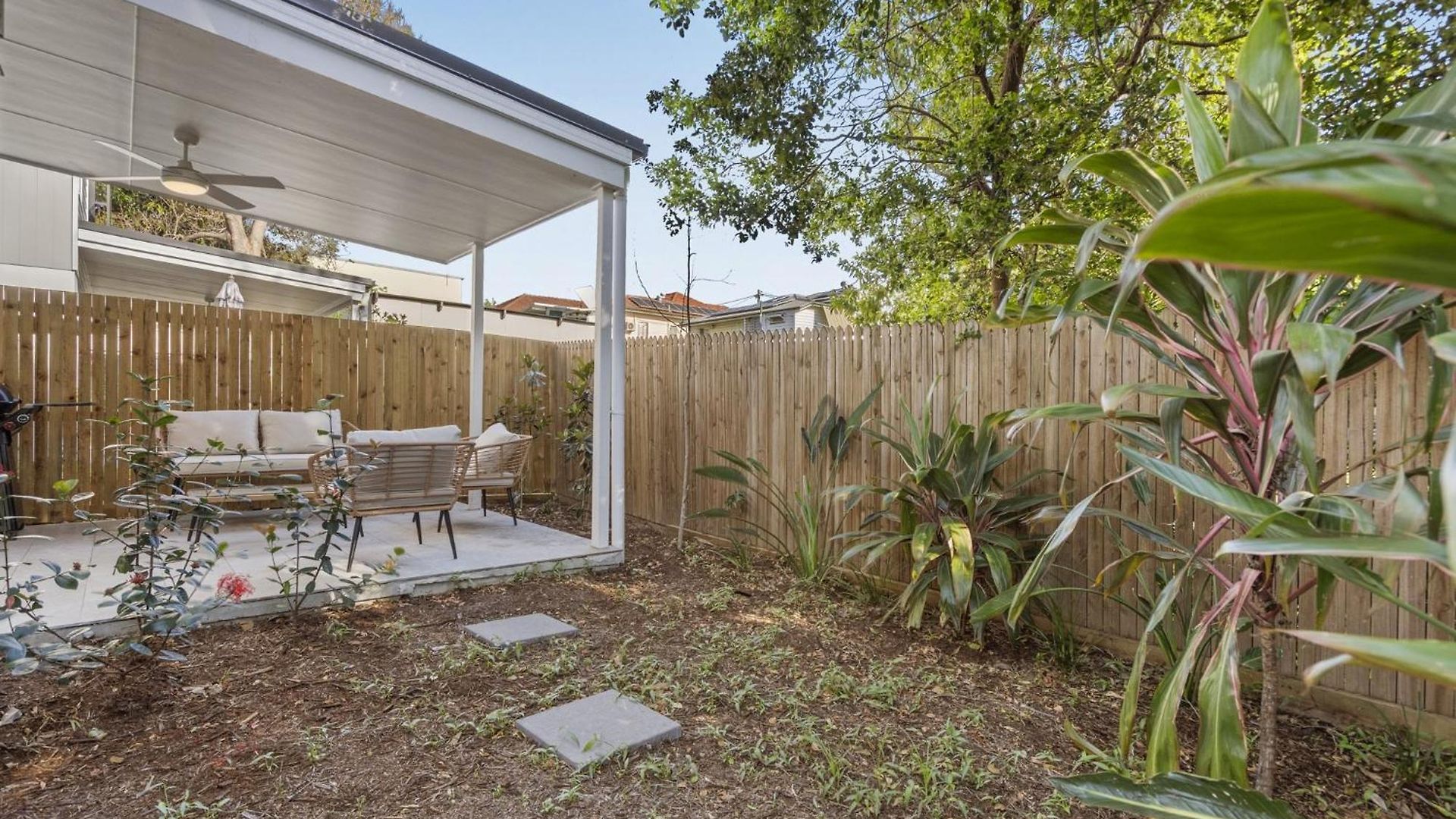 Retreat With Parking Close To Greenslopes Hospital *