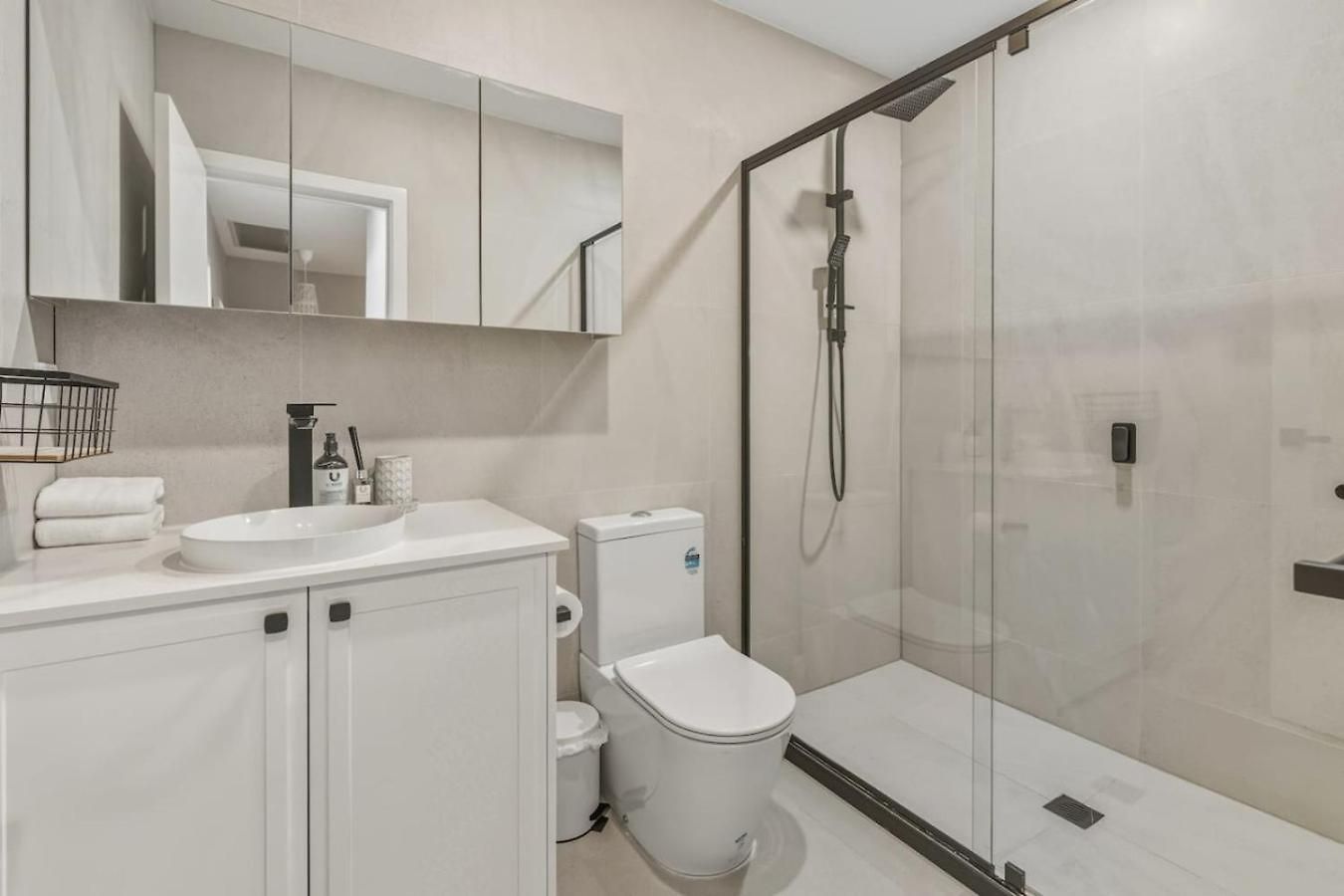 Modern Family Oasis Luxe With Balcony Ac And Backyard) Holiday home *