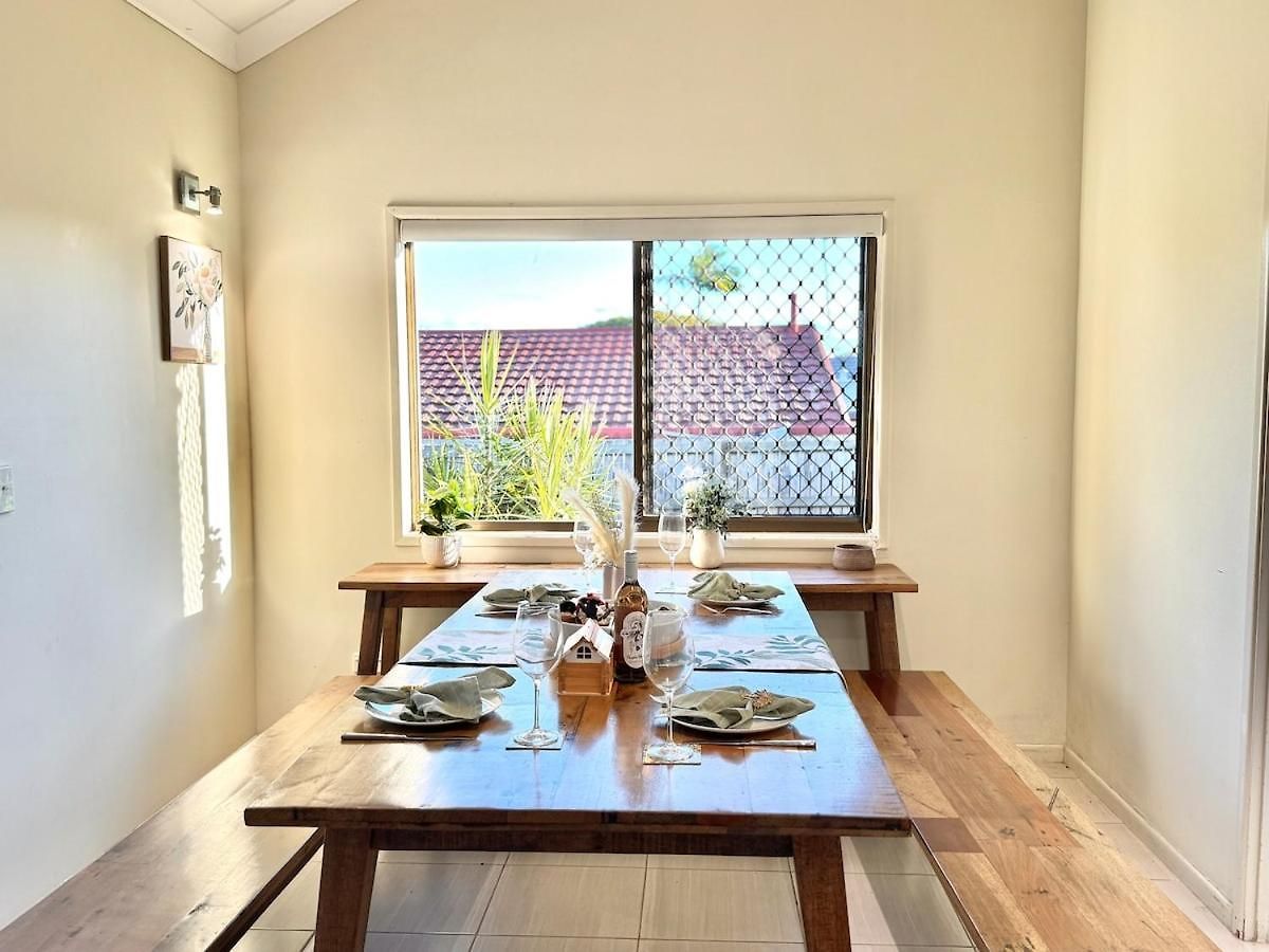 Steps From Sunnybank Hills Shopping Spacious *