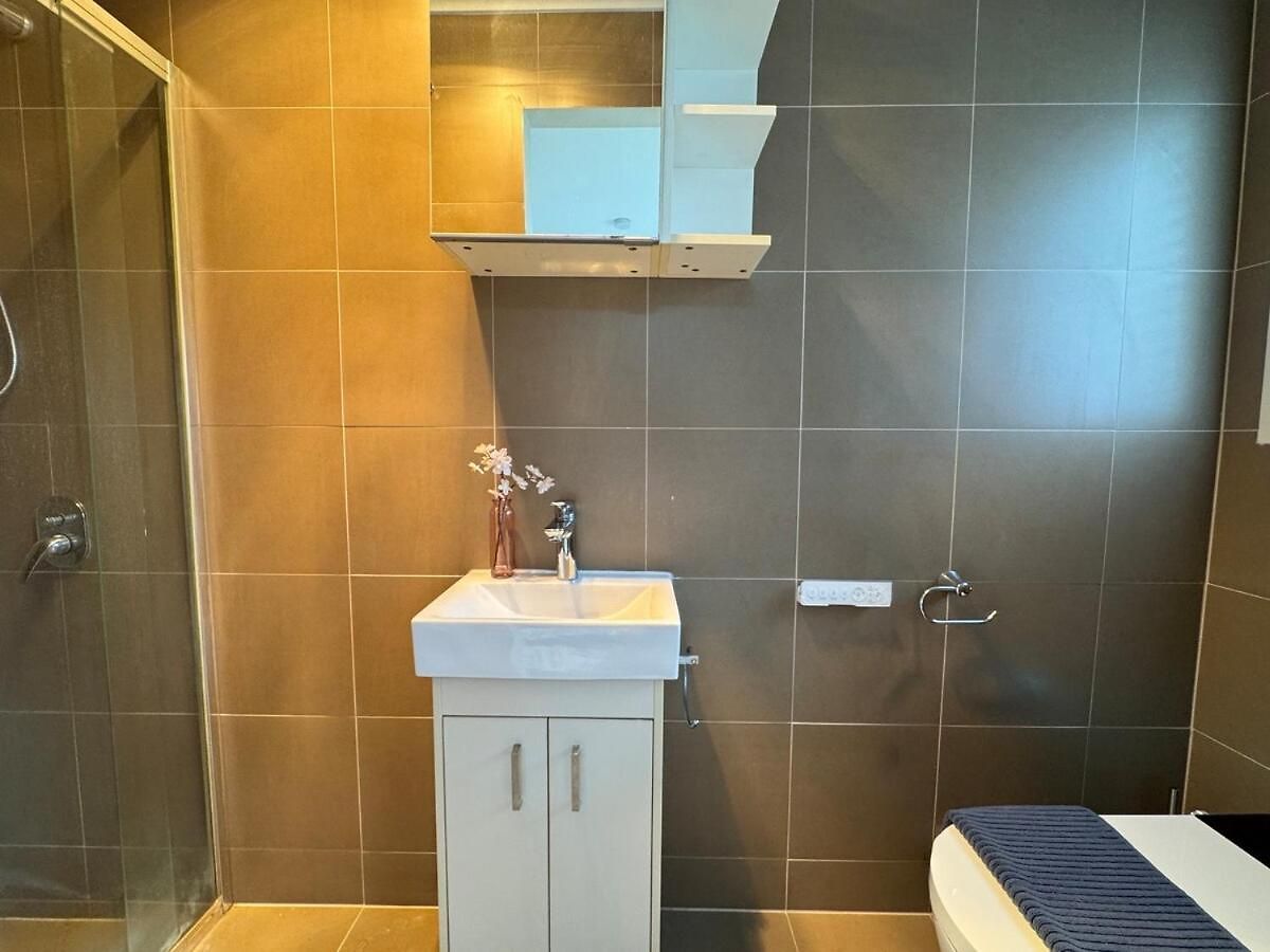 Steps From Sunnybank Hills Shopping Spacious *