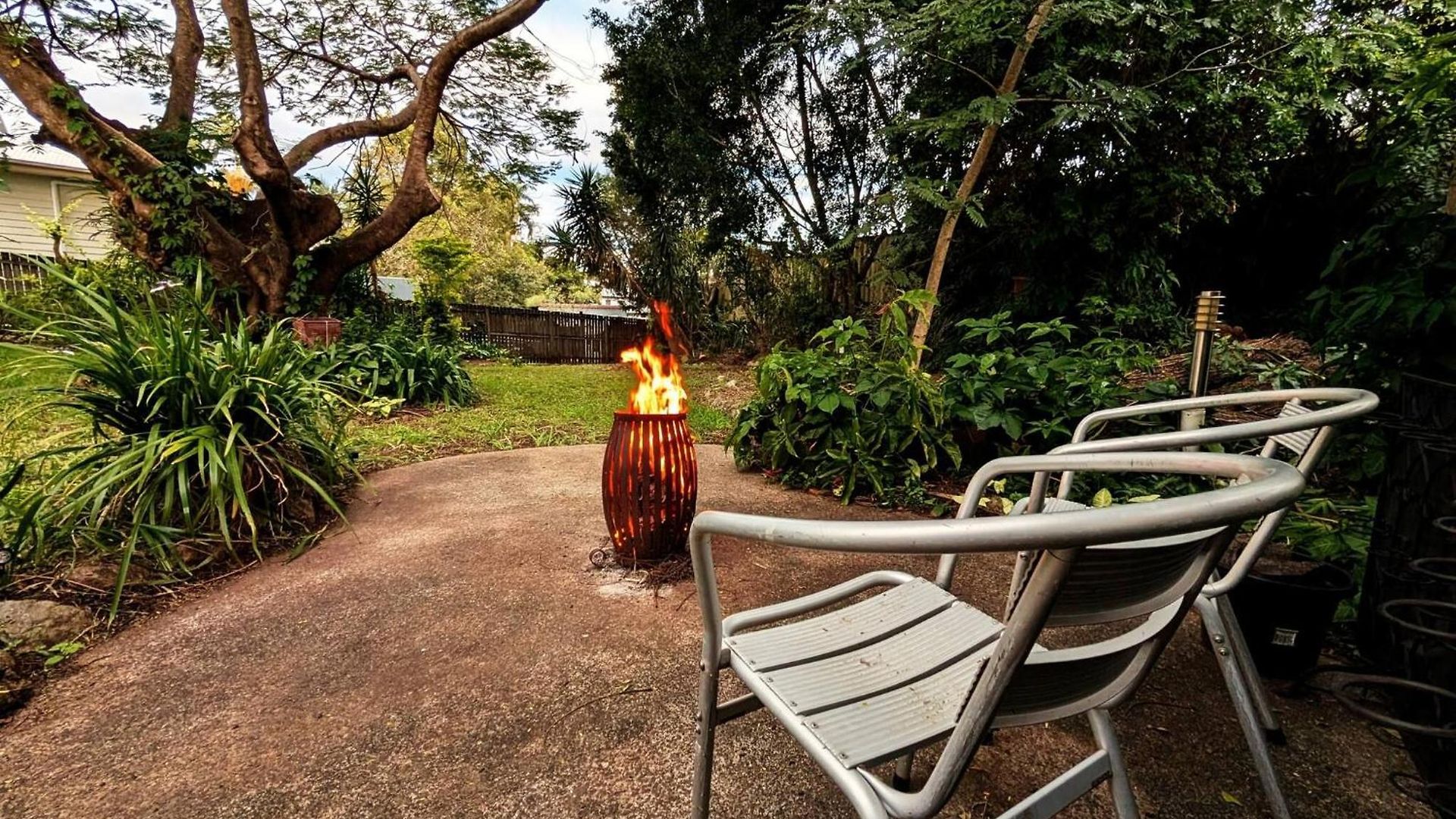 Peaceful, Modern, Lowtoxic, Bfast Included Holiday home