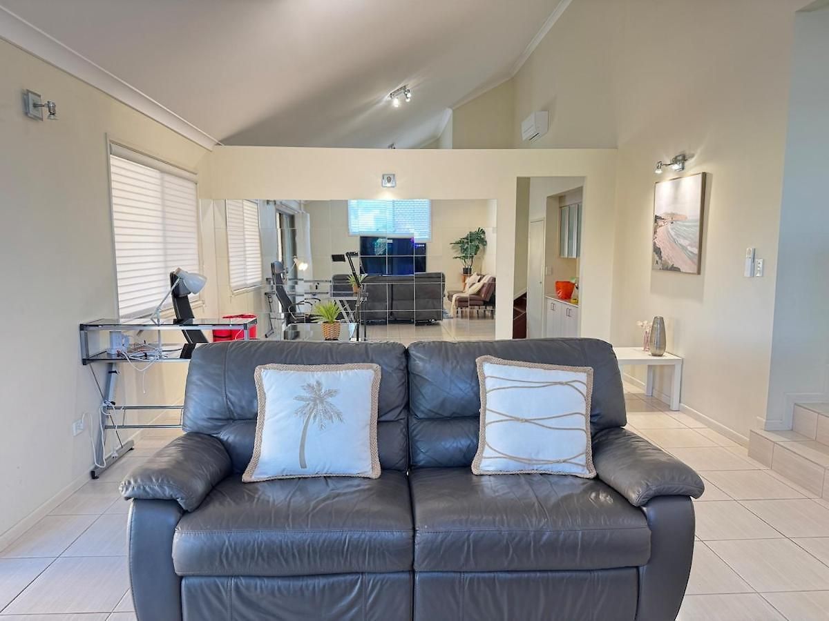 Holiday home Steps From Sunnybank Hills Shopping Spacious