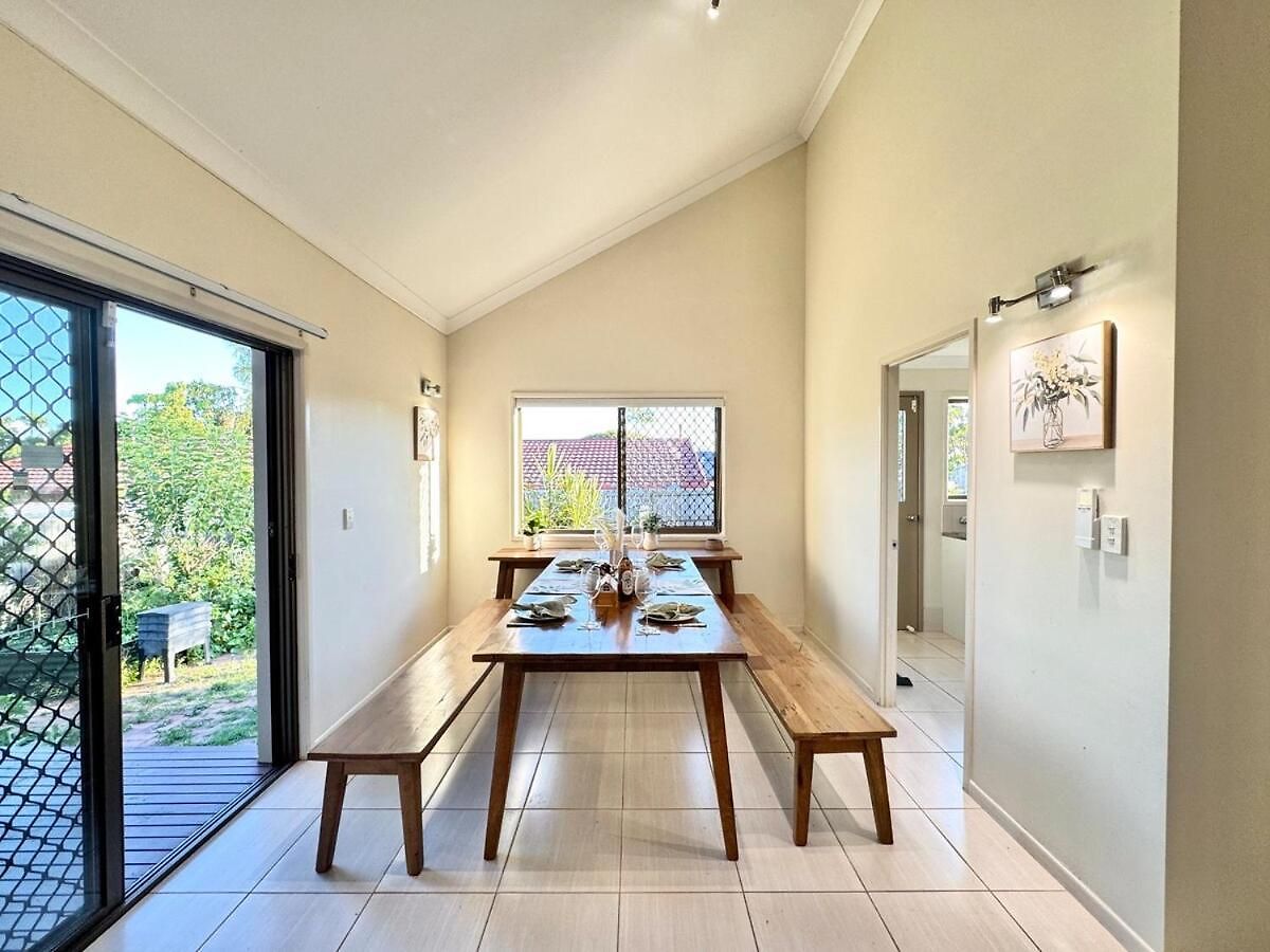 Holiday home Steps From Sunnybank Hills Shopping Spacious *