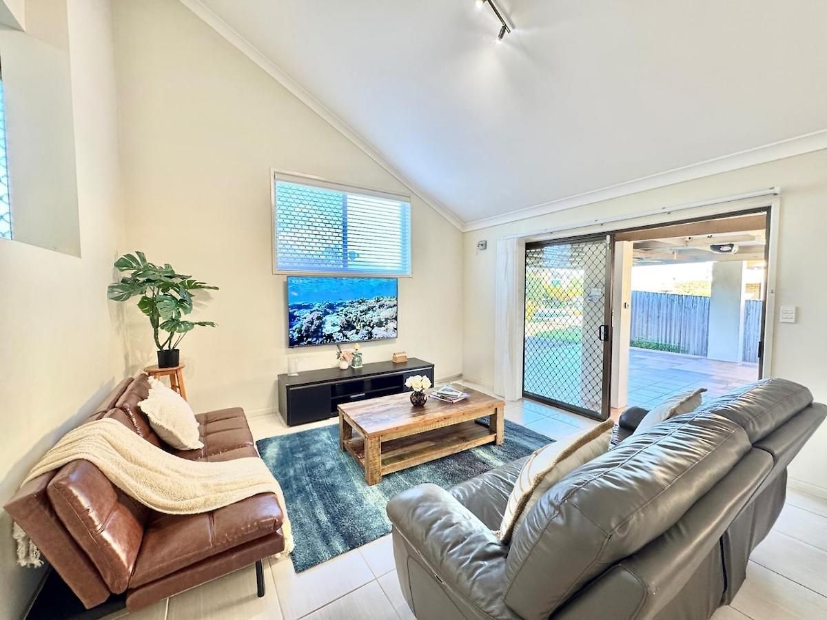 Steps From Sunnybank Hills Shopping Spacious *