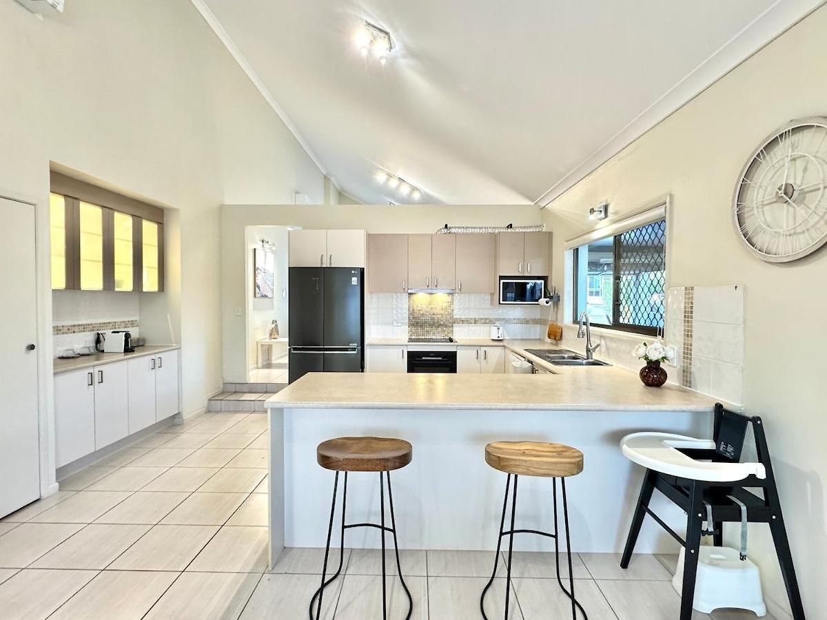 Steps From Sunnybank Hills Shopping Spacious