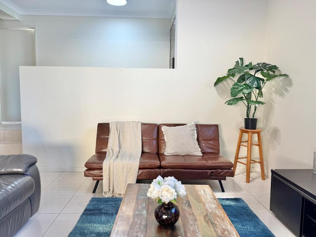 Steps From Sunnybank Hills Shopping Spacious Holiday home