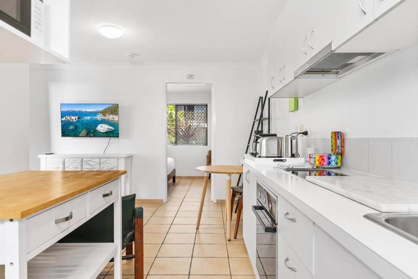 Modern 1-bed Retreat With Patio & Shed Access Apartment