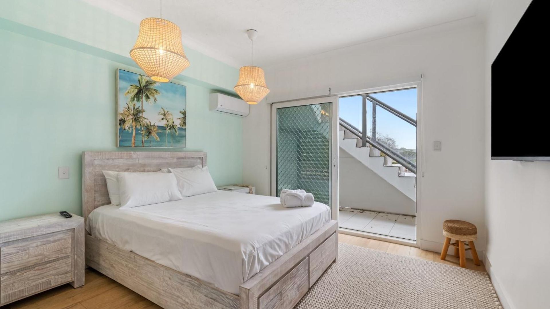 Apartment Spacious 2-bed With Private Rooftop & Bbq Access
