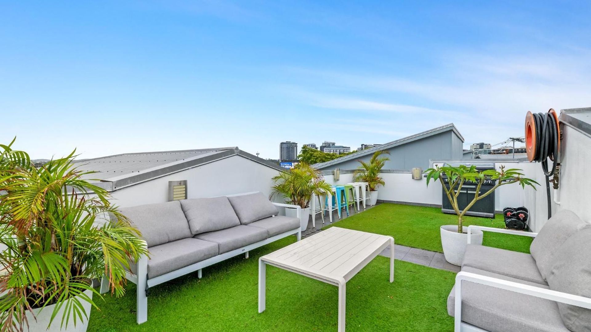 Spacious 2-bed With Private Rooftop & Bbq Access Apartment