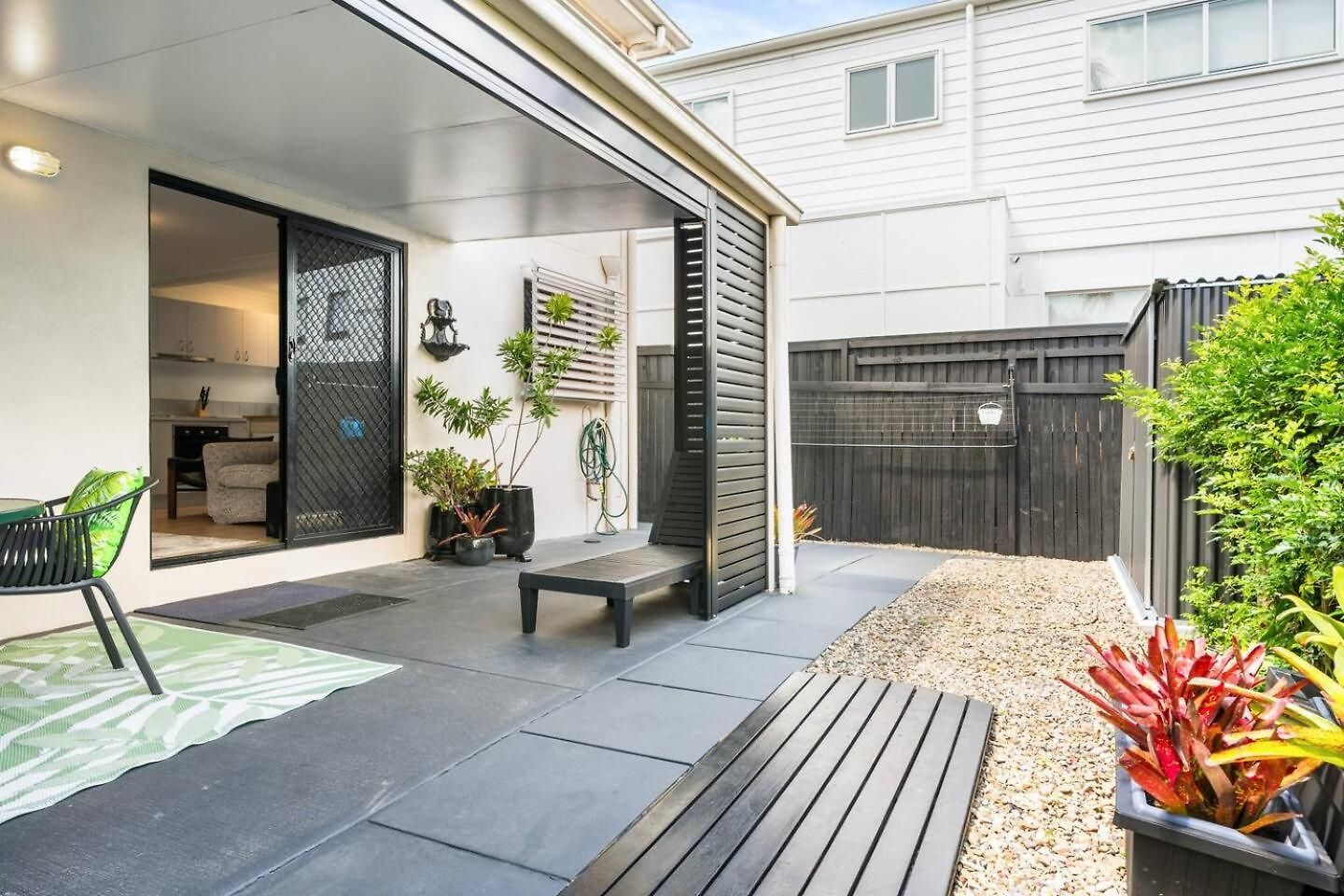 Modern 1-bed Retreat With Patio & Shed Access Apartment Brisbane