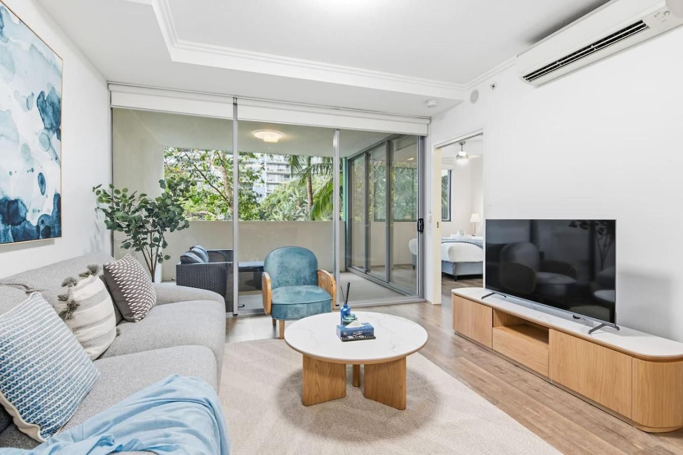 Apartment Modern Luxe Urban Comfort In Heart