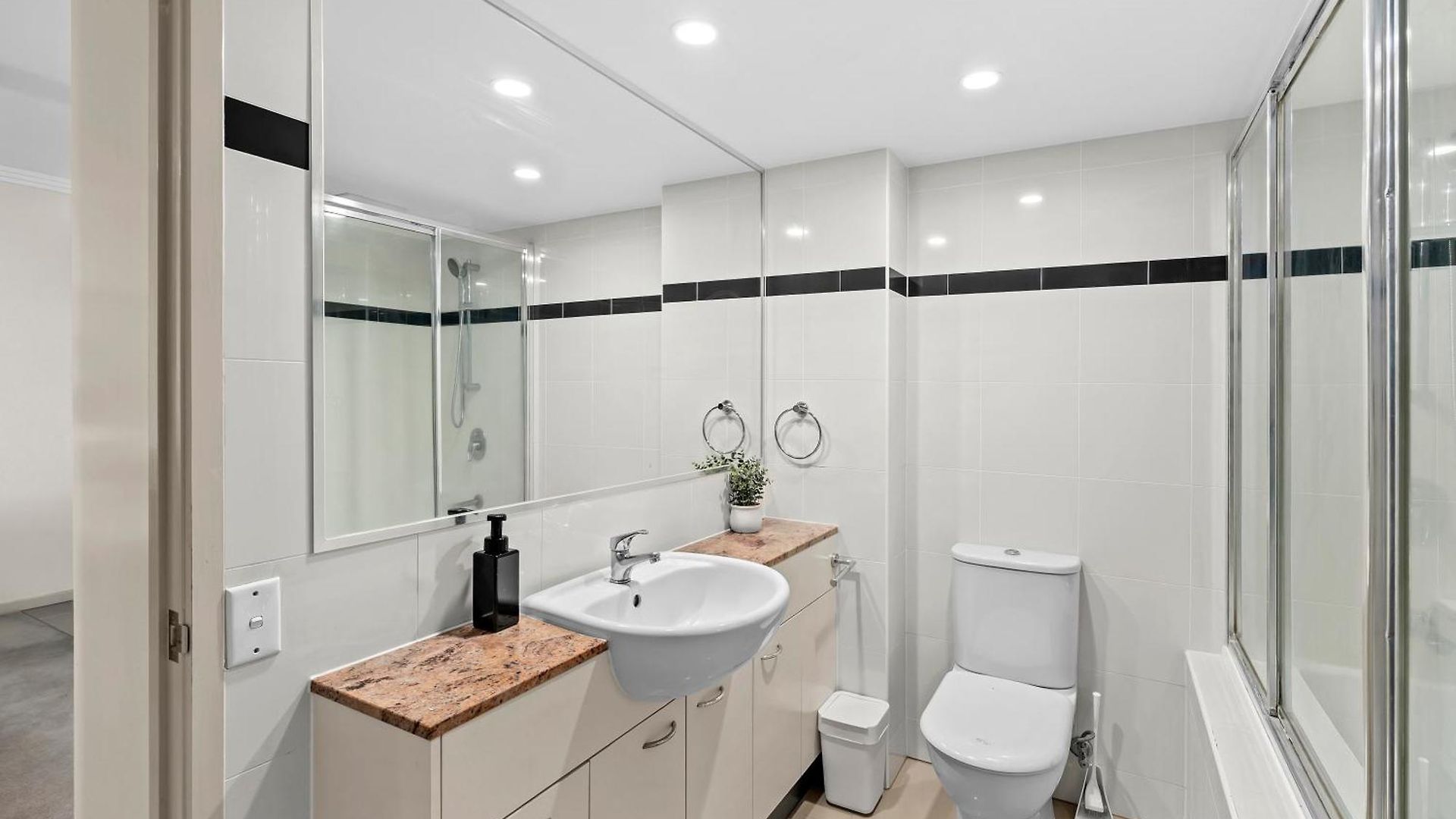 2br With Balcony, Pool, Gym And Wifi Apartment *