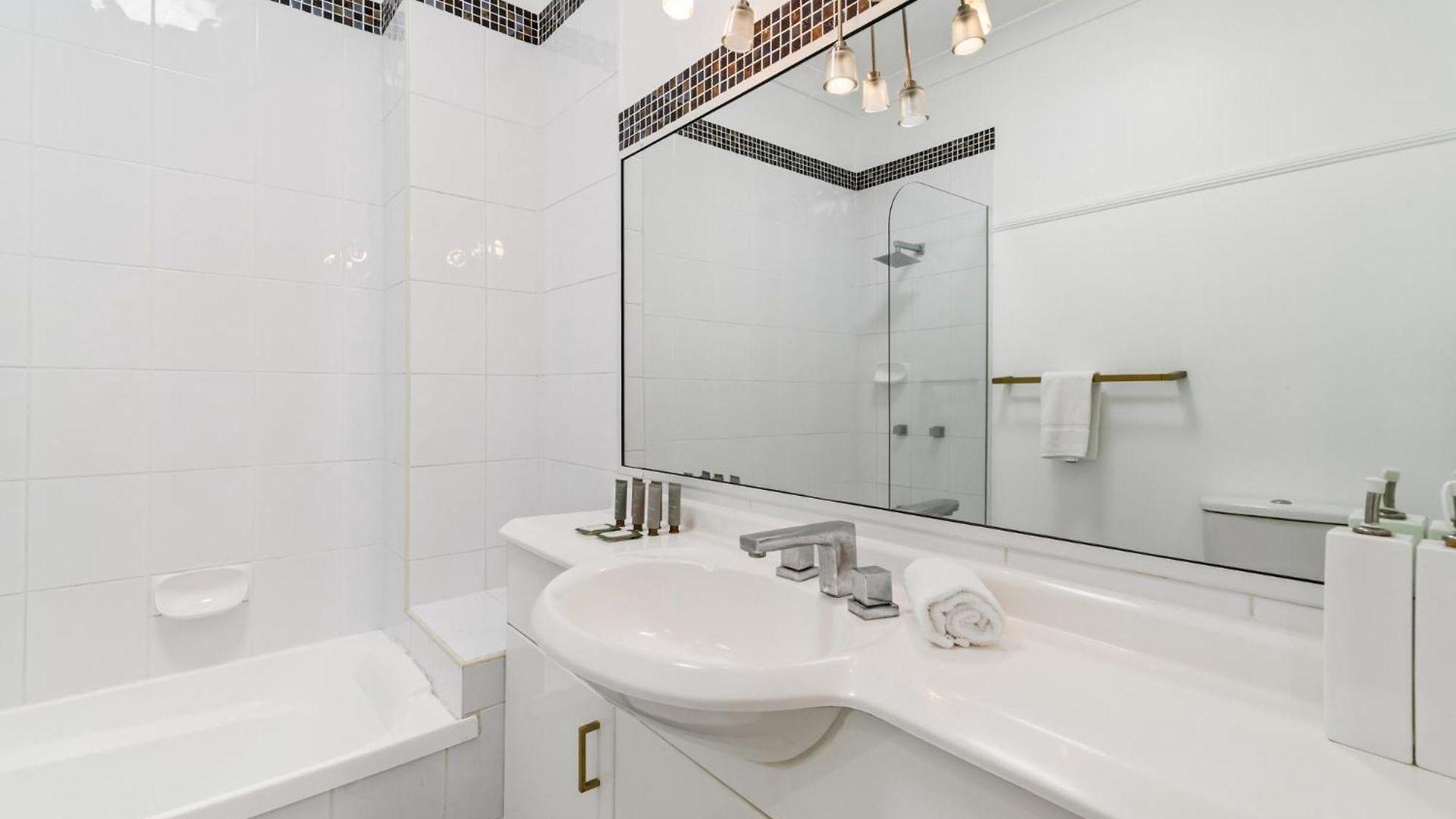 Spacious 2-bed With Private Rooftop & Bbq Access *