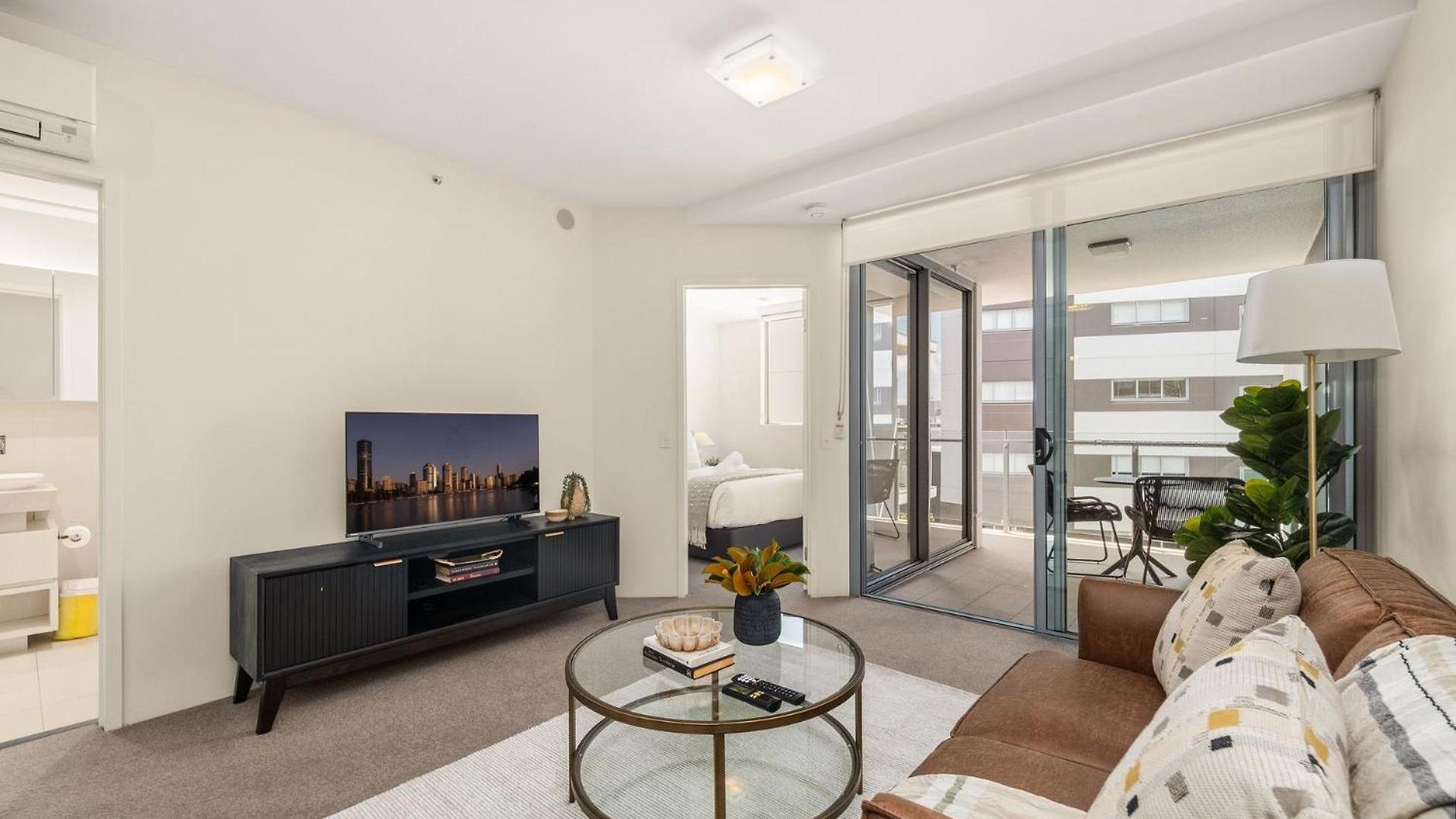 Duncan Street West End Apartment