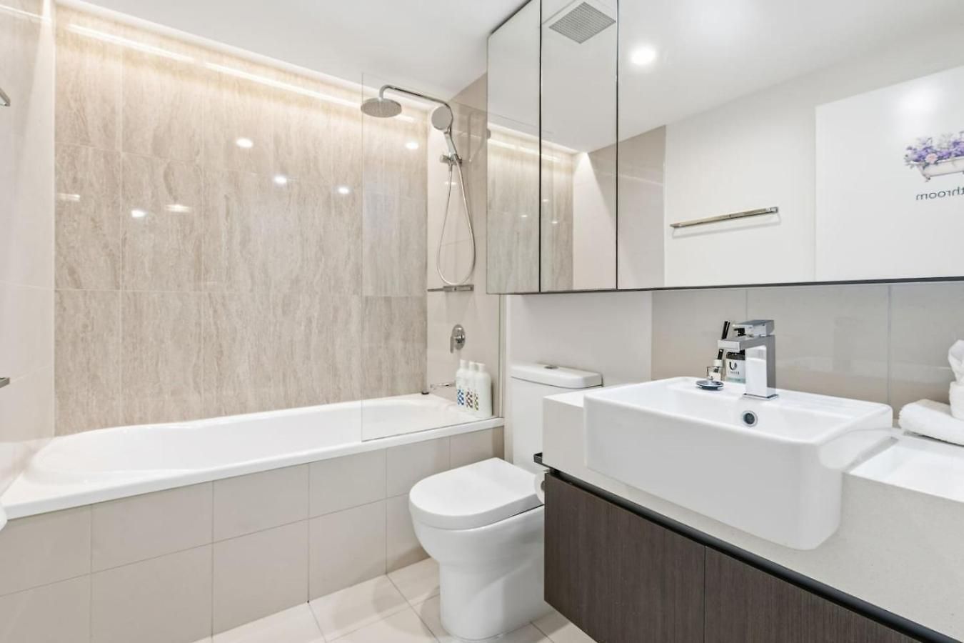Modern Luxe Urban Comfort In Heart Apartment Brisbane