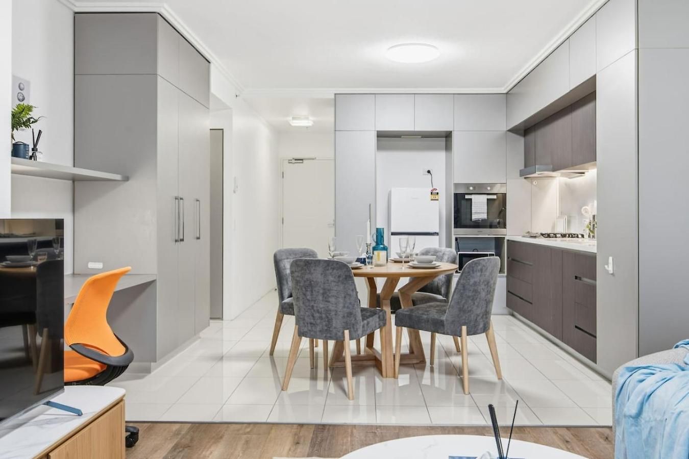 Apartment Modern Luxe Urban Comfort In Heart