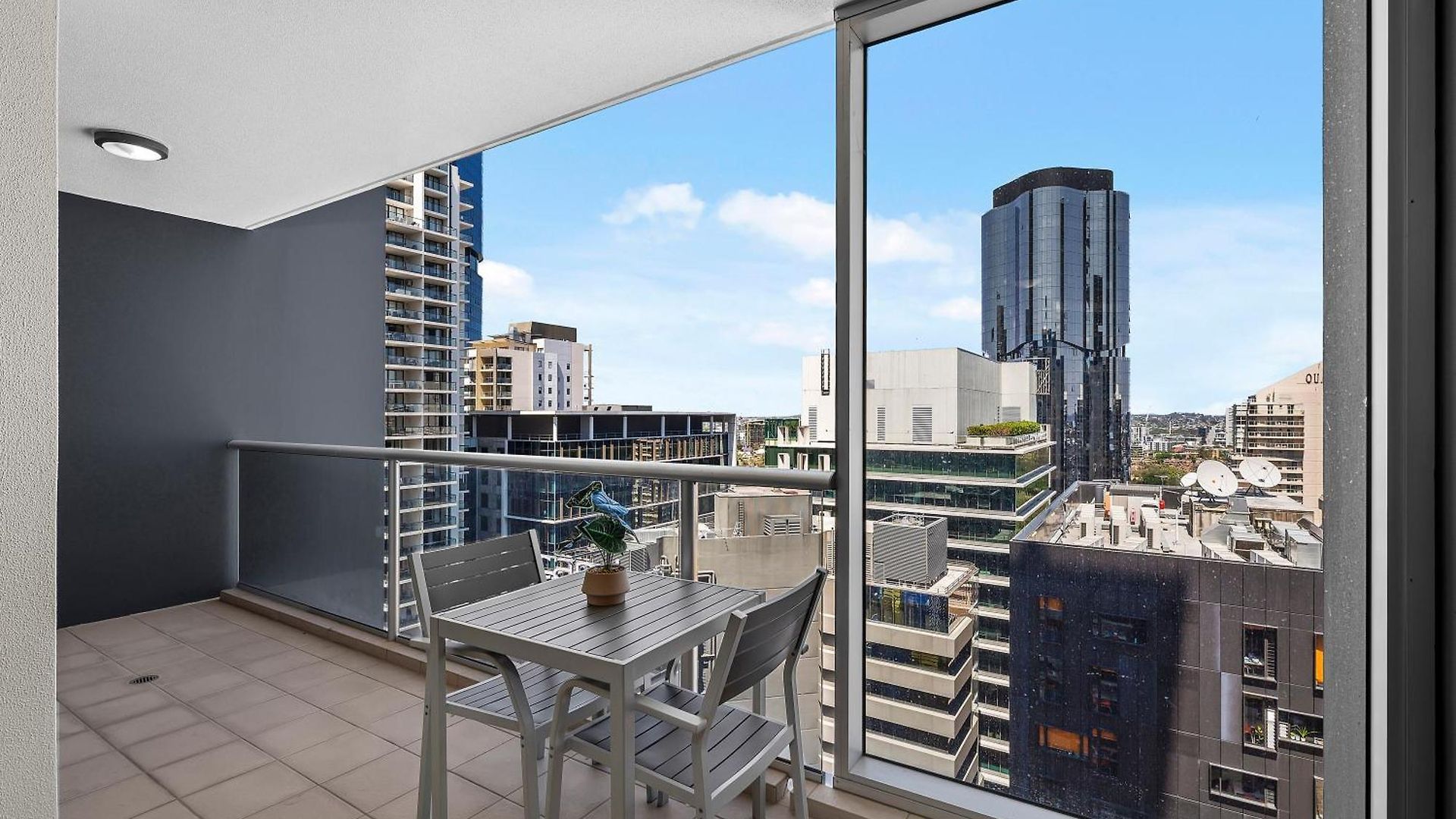 2br With Balcony, Pool, Gym And Wifi Apartment *