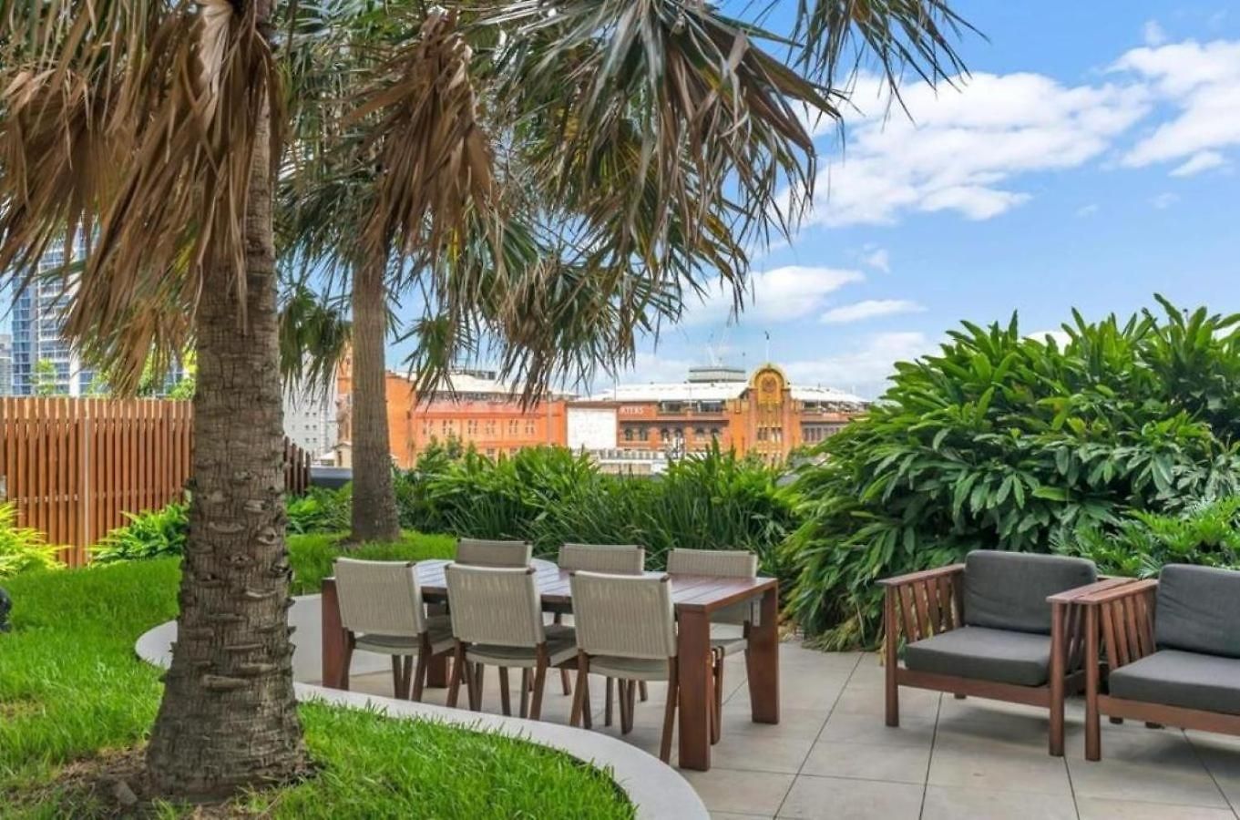 Fortitude Valley 1brm With Skyline Views *