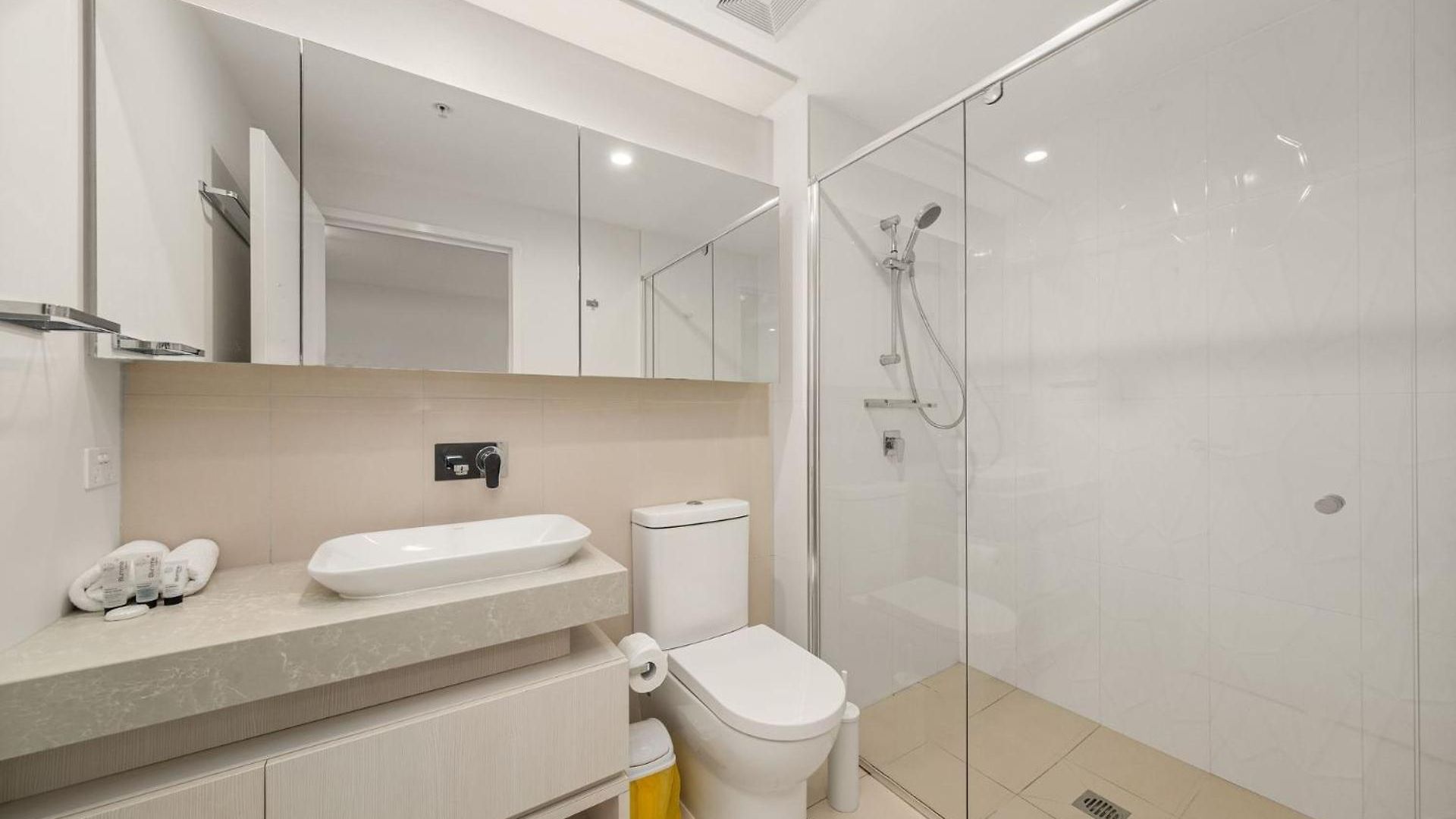 Duncan Street West End Apartment