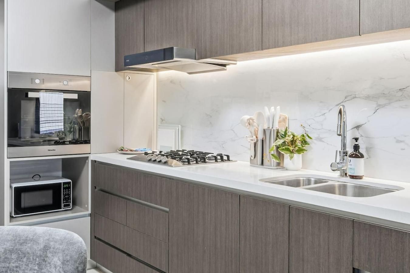 Modern Luxe Urban Comfort In Heart Apartment *