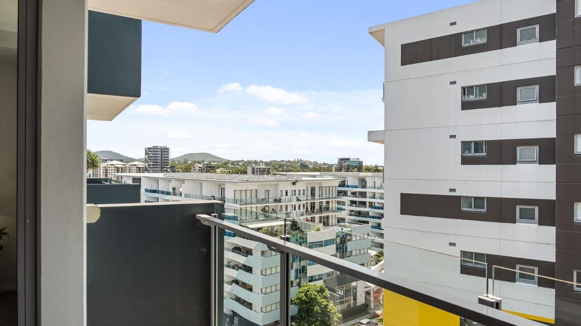 Duncan Street West End Apartment