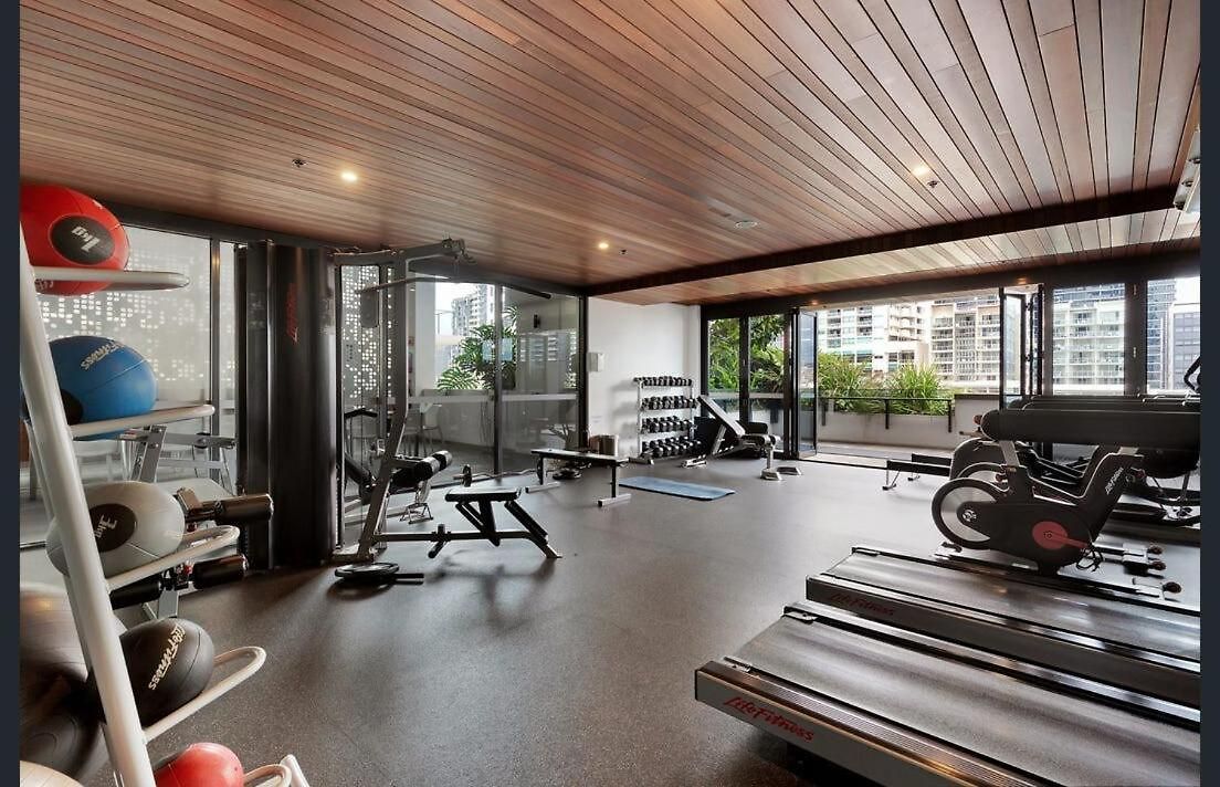 Apartment Modern 2br With River View & Free Parking! *