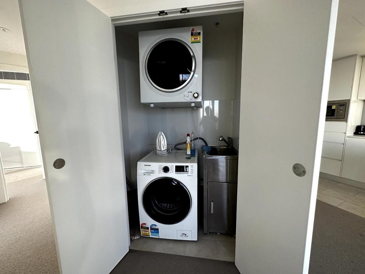 Four Bedroom In Cbd Apartment *