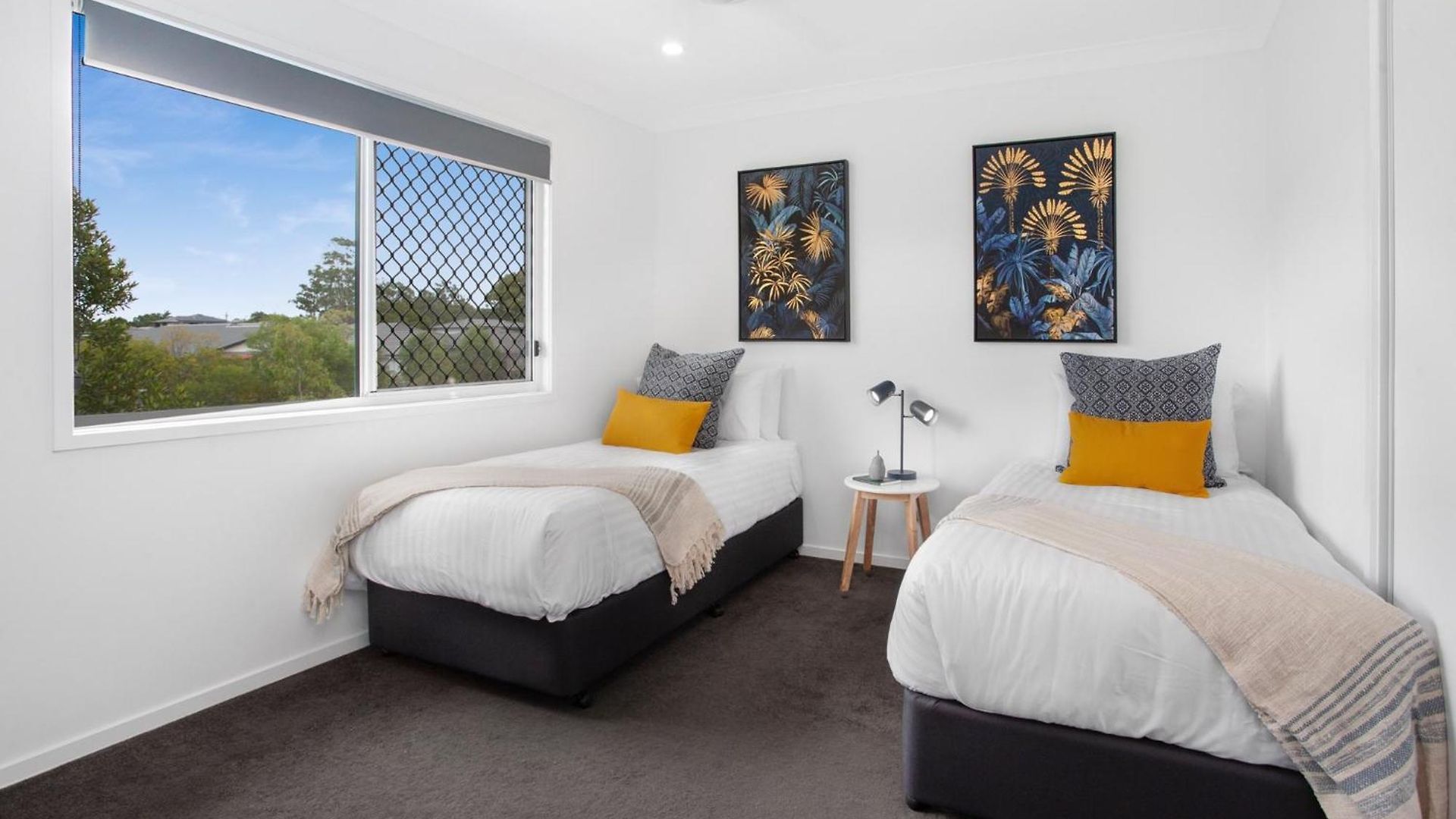Comfortable 3-bed Retreat Close Parks Holiday home