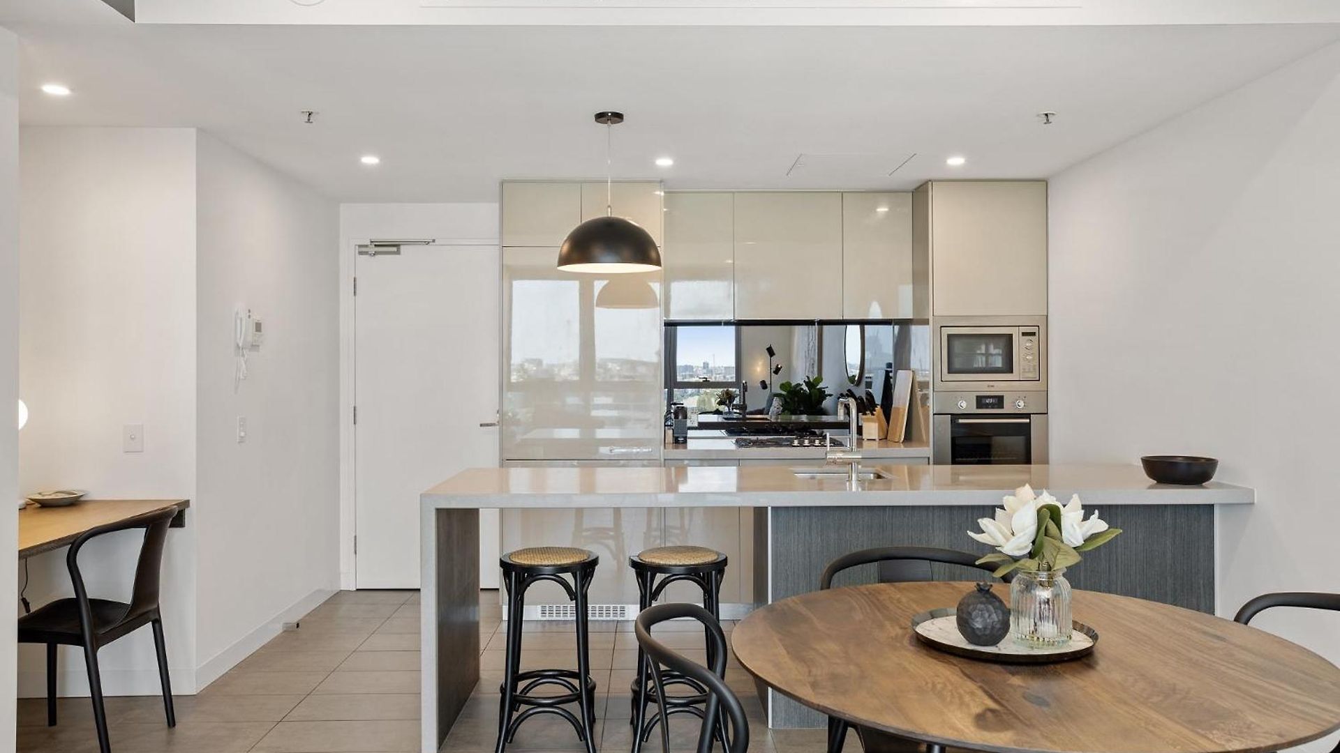 Executive 2-bed With Stadium View, Great Amenities Apartment *